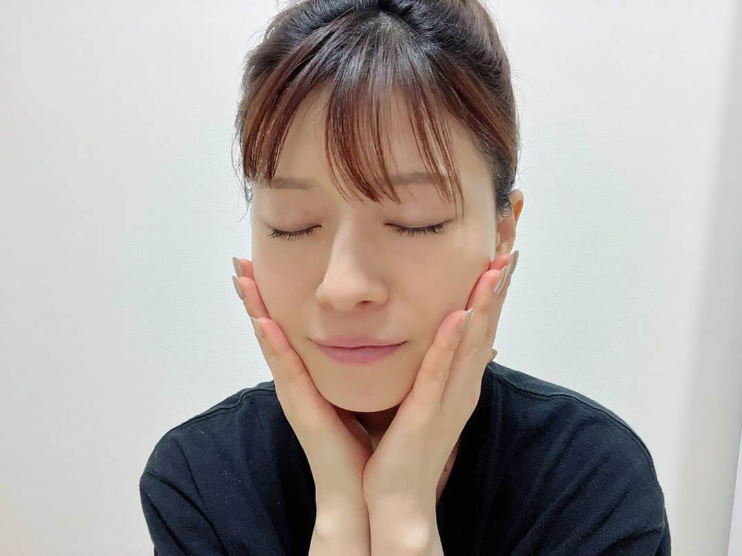 笹口直子さんのインスタグラム写真 - (笹口直子Instagram)「Q10全体ランキング1位！ スキンケア部門1位 美容液！ を獲得した @tiam_official_japan  わたしも夏に2本使って、今回で実は3本目🥰  ナイアシンアミド 10%、アルブチン2%配合の美白アンプルで、美白は夏だけと思いがちですが、秋から冬にしっかり美白貯金をして、夏に浴びた紫外線をしっかり±0にするのがお決まり☺️ また肌の弾力ケアとしてもつかえるのでオススメ😊  さらっとした透明な美容液で、肌につけるとつるんとうるうるな艶感ある肌になりますよ！  もうすぐ始まるメガ割の際に購入すると、特別限定ギフトもあるみたいなので、またメガ割時に何を買うかリストアップしておかなくちゃですね🥰  #ティアム #ビタミン美容液 #ナイアシンアミド #美白ケア #韓国スキンケア #韓国コスメ #韓国美容液#Qoo10 #Qoo10メガ割 #メガ割おすすめ品  #メガ割何買う」11月20日 9時06分 - na.o.ko.16