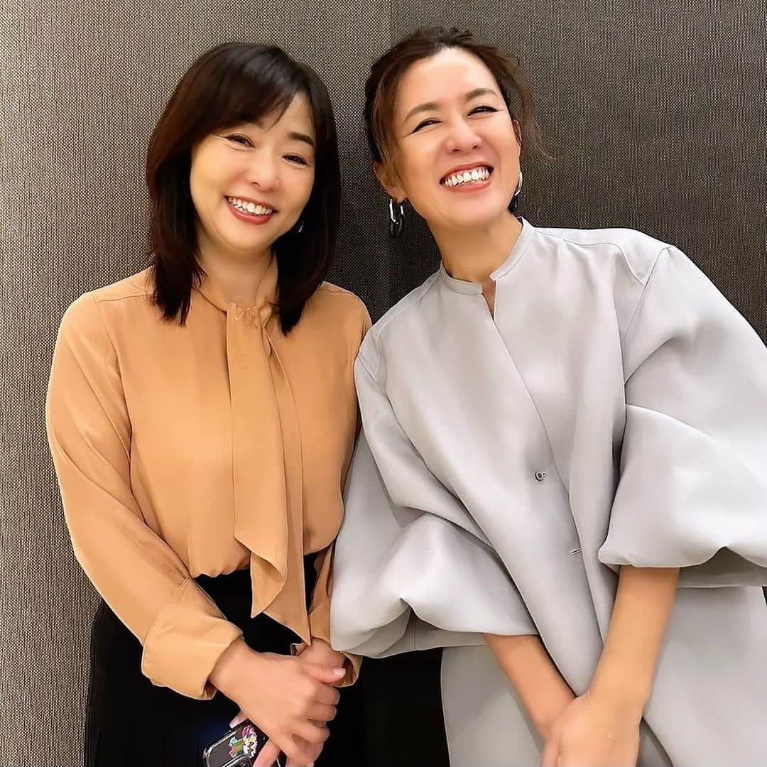 天野佳代子さんのインスタグラム写真 - (天野佳代子Instagram)「この大草さんの笑顔が大好き。 そして生大草さんも思ったとおり素敵な方。  11.19(日)、大草直子さん主催のメディア『AMARC』の学びイベントに登壇。集まってくださった大勢のお客様の前で｢幸せ顔になるための美容メソッド｣を1時間半講演しました。  お客様の熱心さと優しいまなざしを受け、最初からトークに熱が入ってしまい、後半は時間が足りなくなってバタバタ。後半一緒に登壇したメイクアップアーティストの広瀬さんも焦らせてしまいました。  大草さん、スタッフの皆様、そしてお客様、すべてが温かく素晴らしい会でした。皆様、ありがとうございました。  #大草直子#AMARC#広瀬あつこ#天野佳代子」11月20日 9時07分 - kayoko_amano0212