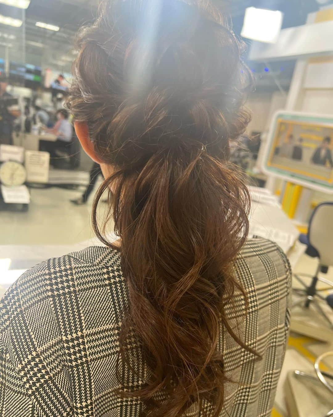 大家彩香のインスタグラム：「今日のヘアスタイルです🩷  メークさんの神技 😆 どうして、こんなにフワフワ クルクルにできるんだろーう❤️ そして、全く痛くならない🥰  いつも素敵に仕上げてくださるので 本当に感謝です🎵  スタンバ中•••  #stv #札幌テレビ #大家彩香 #女子アナ #どさんこワイド朝 #衣装 #女子アナコーデ #ヘアメーク #ポニーテール」