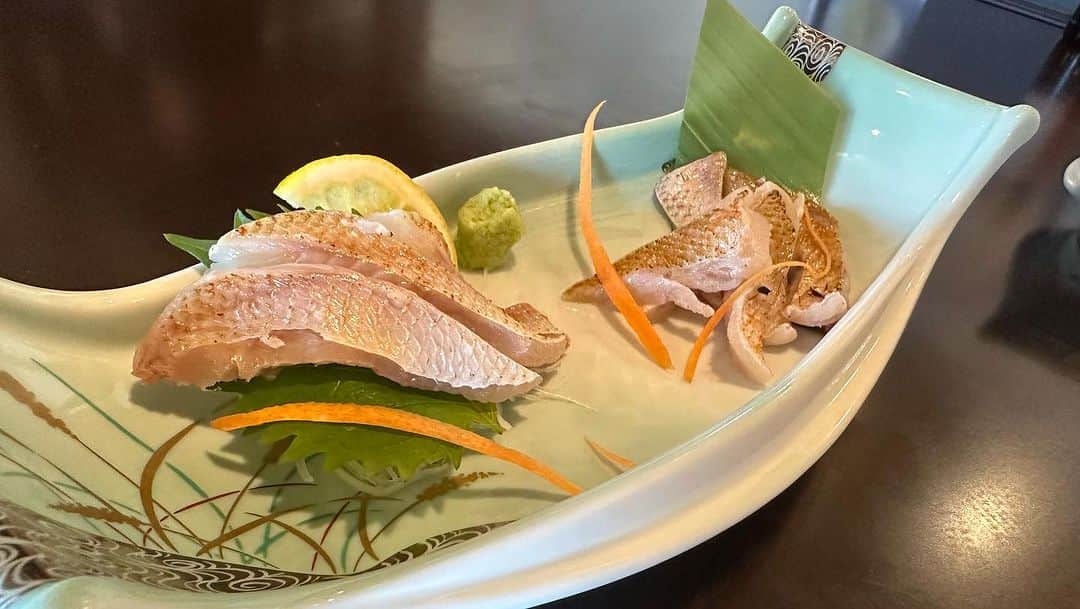 池田航さんのインスタグラム写真 - (池田航Instagram)「石川と言ったら''のどぐろ'' のどぐろは昔そんなに人気のある魚じゃなかったんだって😳 ところが県外の人が食べてジューシーな脂身と旨味が評価されて高級魚として認められたとか、、、！？  のどぐろのレアカツ丼めちゃくちゃ美味かったァ😍  ラーメンも、お刺身ものどぐろの旨味をダイレクトに感じるひと皿でした！🐟  是非 @nodogurosouhonten  のどぐろ総本店さんお越しください✨️   #のどぐろ  #石川グルメ  #のどぐろ総本店   今日も素敵な食材と暖かい現地の方達との出会いに感謝💓   次回もお楽しみに☀️  朝お仕事で見られない方に、旅するエプロンTikTokが開設されました！ 【旅するエプロン】でTikTok検索すれば見られます✨️ ぜひフォローよろしくお願いいたします😍  #ZIP #旅するエプロン #スピッツ #Spitz #ZIPファミリー  #水卜麻美 さん  #池田航  @kohcooking    #伊藤楽  @gaku_jh122」11月20日 9時02分 - kohcooking