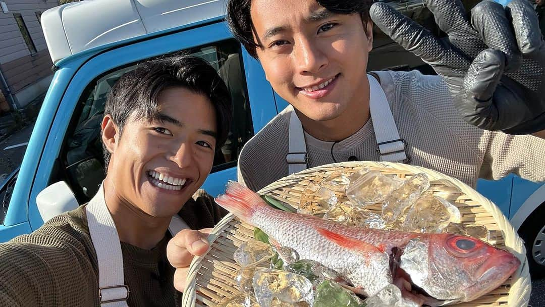 池田航のインスタグラム：「石川と言ったら''のどぐろ'' のどぐろは昔そんなに人気のある魚じゃなかったんだって😳 ところが県外の人が食べてジューシーな脂身と旨味が評価されて高級魚として認められたとか、、、！？  のどぐろのレアカツ丼めちゃくちゃ美味かったァ😍  ラーメンも、お刺身ものどぐろの旨味をダイレクトに感じるひと皿でした！🐟  是非 @nodogurosouhonten  のどぐろ総本店さんお越しください✨️   #のどぐろ  #石川グルメ  #のどぐろ総本店   今日も素敵な食材と暖かい現地の方達との出会いに感謝💓   次回もお楽しみに☀️  朝お仕事で見られない方に、旅するエプロンTikTokが開設されました！ 【旅するエプロン】でTikTok検索すれば見られます✨️ ぜひフォローよろしくお願いいたします😍  #ZIP #旅するエプロン #スピッツ #Spitz #ZIPファミリー  #水卜麻美 さん  #池田航  @kohcooking    #伊藤楽  @gaku_jh122」