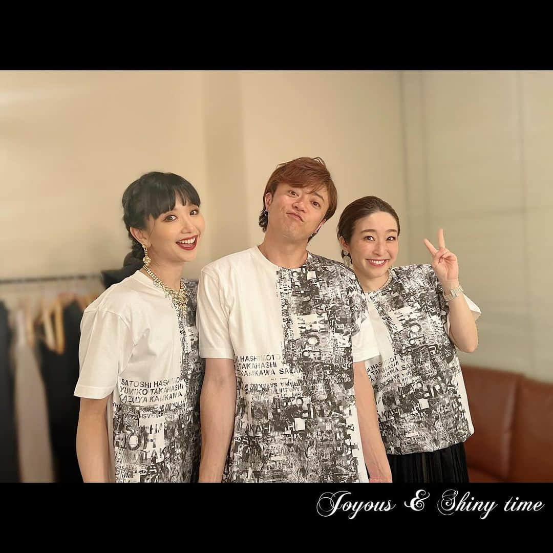 まりゑさんのインスタグラム写真 - (まりゑInstagram)「【Joyous & Shiny time ～for JS's live〜】 11月18.19日両日とも駆け抜けました👏✨ 急遽決まったこのLIVE。本来でしたら瀬奈じゅんさんのLIVEが開催される予定でしたが、今回体調不良ということでLIVE自体が延期になりました。 そこに、集まった我々“すっとこどっこい”なメンバー☜ やはや…村井國夫と不愉快な仲間たち??☜ 村井國夫さん、橋本さとしさん、高橋由美子さん、東山義久さん、上川一哉さん、綿引さやかさん そして私、まりゑ こんな豪華メンバーの中に入れさせて頂き光栄でした✨ 急遽急遽でこのメンバーが集まった奇跡👀‼️ 瀬奈じゅんさんへのエールを胸にステージ立ちました✨  2日間本当にバラエティ豊かで、歌は勿論ですが、溢れでる面白さ加減で、なんだかずっと笑ってて表情筋が鍛えられた気がしますwww  こんな急遽のお知らせにも関わらず、駆けつけてくださったお客様に本当に感謝を🙇✨ ありがとうございました‼️ 村井パパ、さとしさんと私は２日間続けてだったのですが、本当2人と話してると親戚の集いのような感覚で楽屋でも永遠に喋っていましたwww LIVE本番直前までどうでもいい話をして笑って笑ったまま登場するという、なんだかアットホームで最高に愉快なひととき☺️  バンドメンバーの皆さま 堀倉彰さん (p)瀬川千鶴さん (g)高野逸馬さん(b)加藤聡さん (ds) 本当に素晴らしい演奏で我々を支えてくださいました。感謝ぁー‼︎  個人的に胸熱だったのは 村井パパと、さとしさんの『レミゼラブル』より“対決”が聴けたこと。 私がガブローシュ時代、毎公演聴いていた村井パパのジャベールの歌声がそのまんまで、あの時の風景や思い出が走馬灯のように浮かびました✨ パパの声は唯一無二、幼心にも感じていた圧倒的な歌声は今もそのままで さとしさんのジャンバルジャンも客席で観たあの瞬間が記憶の波になってざざざーっと押し寄せてきた🌊 さとしさんのロックな歌声も好きですがブルージーな歌声も素敵だったなぁ〜  そして東山義久さんとのアメリカンドリームも🇺🇸 まさかの歌詞間違えでやり直すハプニングもありましたが、歴代のエンジニアのコラボで聴ける贅沢っ🔥義久さんの歌声は芯があって伸びやかで素敵だし 高橋由美子さんの“友達でいいから”も“夢やぶれて”生で聴けて嬉しかったなぁ〜💓どこからあんな声出るの⁉️て思うくらいの声量‼︎ そして上川一哉さんの“僕こそミュージック”からの“メロディ”全然違うタイプの楽曲なのにあっという間に一哉ワールドに引き込むパワー✨今回初めましてでしたがなんかもう親戚感を感じています☜ そして我らが綿引さやか❤️‍🔥 もうさ、ほんとあなたは、ミュージカルの宝でしかないのよあなた‼︎‼︎最高の歌声を轟かせてくれました✨“オンマイオウン”からの“Never Enough" どうなってんの⁉︎もうやばかった❤️‍🔥 一哉さんとびびのアラジンも絨毯私も相席した気持ちで聴きました🪔☜すぐ降りろ 1日目の前座を担当してくださった“しにものぐるい”のお二人も最高でした‼️  急遽ではありましたが、本当に素晴らしいひとときでコットンクラブに立てるなんて幸せでした。  早く瀬奈じゅんさんの回復を祈りつつ、このライブが少しでもあさこさんへのエールになることができたらいいなぁ✨ ご来場頂いた皆さま、本当にありがとうございました‼️ またこのアットホームな仲間たちで集まれる日を夢見て☺️  #jslive #完走 #コットンクラブ #ありがとうございました #村井國夫 #橋本さとし #高橋由美子 #東山義久 #上川一哉 #綿引さやか #まりゑ #ありがとうございました」11月20日 9時15分 - manmarumarie