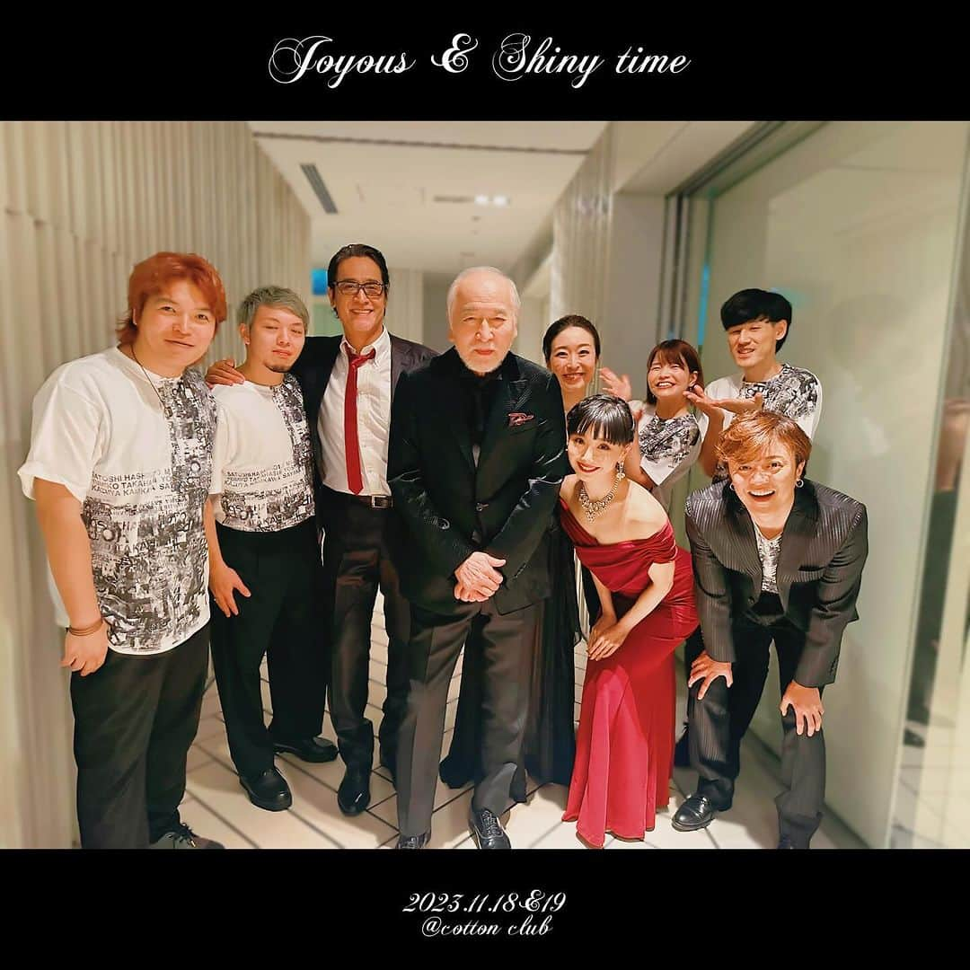 まりゑのインスタグラム：「【Joyous & Shiny time ～for JS's live〜】 11月18.19日両日とも駆け抜けました👏✨ 急遽決まったこのLIVE。本来でしたら瀬奈じゅんさんのLIVEが開催される予定でしたが、今回体調不良ということでLIVE自体が延期になりました。 そこに、集まった我々“すっとこどっこい”なメンバー☜ やはや…村井國夫と不愉快な仲間たち??☜ 村井國夫さん、橋本さとしさん、高橋由美子さん、東山義久さん、上川一哉さん、綿引さやかさん そして私、まりゑ こんな豪華メンバーの中に入れさせて頂き光栄でした✨ 急遽急遽でこのメンバーが集まった奇跡👀‼️ 瀬奈じゅんさんへのエールを胸にステージ立ちました✨  2日間本当にバラエティ豊かで、歌は勿論ですが、溢れでる面白さ加減で、なんだかずっと笑ってて表情筋が鍛えられた気がしますwww  こんな急遽のお知らせにも関わらず、駆けつけてくださったお客様に本当に感謝を🙇✨ ありがとうございました‼️ 村井パパ、さとしさんと私は２日間続けてだったのですが、本当2人と話してると親戚の集いのような感覚で楽屋でも永遠に喋っていましたwww LIVE本番直前までどうでもいい話をして笑って笑ったまま登場するという、なんだかアットホームで最高に愉快なひととき☺️  バンドメンバーの皆さま 堀倉彰さん (p)瀬川千鶴さん (g)高野逸馬さん(b)加藤聡さん (ds) 本当に素晴らしい演奏で我々を支えてくださいました。感謝ぁー‼︎  個人的に胸熱だったのは 村井パパと、さとしさんの『レミゼラブル』より“対決”が聴けたこと。 私がガブローシュ時代、毎公演聴いていた村井パパのジャベールの歌声がそのまんまで、あの時の風景や思い出が走馬灯のように浮かびました✨ パパの声は唯一無二、幼心にも感じていた圧倒的な歌声は今もそのままで さとしさんのジャンバルジャンも客席で観たあの瞬間が記憶の波になってざざざーっと押し寄せてきた🌊 さとしさんのロックな歌声も好きですがブルージーな歌声も素敵だったなぁ〜  そして東山義久さんとのアメリカンドリームも🇺🇸 まさかの歌詞間違えでやり直すハプニングもありましたが、歴代のエンジニアのコラボで聴ける贅沢っ🔥義久さんの歌声は芯があって伸びやかで素敵だし 高橋由美子さんの“友達でいいから”も“夢やぶれて”生で聴けて嬉しかったなぁ〜💓どこからあんな声出るの⁉️て思うくらいの声量‼︎ そして上川一哉さんの“僕こそミュージック”からの“メロディ”全然違うタイプの楽曲なのにあっという間に一哉ワールドに引き込むパワー✨今回初めましてでしたがなんかもう親戚感を感じています☜ そして我らが綿引さやか❤️‍🔥 もうさ、ほんとあなたは、ミュージカルの宝でしかないのよあなた‼︎‼︎最高の歌声を轟かせてくれました✨“オンマイオウン”からの“Never Enough" どうなってんの⁉︎もうやばかった❤️‍🔥 一哉さんとびびのアラジンも絨毯私も相席した気持ちで聴きました🪔☜すぐ降りろ 1日目の前座を担当してくださった“しにものぐるい”のお二人も最高でした‼️  急遽ではありましたが、本当に素晴らしいひとときでコットンクラブに立てるなんて幸せでした。  早く瀬奈じゅんさんの回復を祈りつつ、このライブが少しでもあさこさんへのエールになることができたらいいなぁ✨ ご来場頂いた皆さま、本当にありがとうございました‼️ またこのアットホームな仲間たちで集まれる日を夢見て☺️  #jslive #完走 #コットンクラブ #ありがとうございました #村井國夫 #橋本さとし #高橋由美子 #東山義久 #上川一哉 #綿引さやか #まりゑ #ありがとうございました」