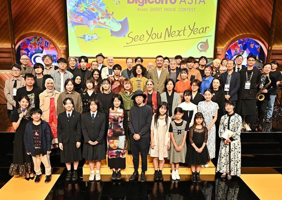 日比麻音子のインスタグラム：「DigiCon6 授賞式が行われました✨  今年もJAPANそしてASIAから 素晴らしいクリエイターのみなさんが大集結。  みなさんの情熱と愛がこもった大切な作品たちは どれも心を揺さぶられ、 メッセージ、勇気、パワーをくれました。  生演奏も加わりよりゴージャスにお届け！  萌音さんと一緒に好きな作品についてあれやこれやお話しできたのも最高の思い出です☺️  さらなるご活躍を願って、 DigiCon6今年もありがとうございました🎬  #DigiCon6 萌音さんと麻音子で音音コンビがMCでした😌」