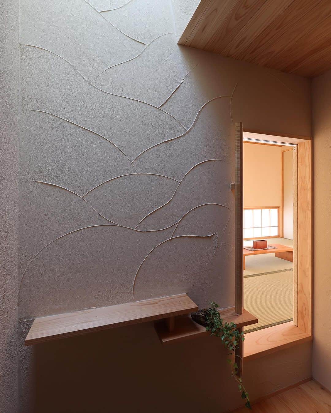 安成工務店さんのインスタグラム写真 - (安成工務店Instagram)「和のテイストで上品にまとめられた玄関。天窓から差し込む光が珪藻土の模様を美しく照らします。また、直接和室に繋がる動線も設けました。  more photos…@yasunari_komuten  ...............  💡暮らしの中の“ちょっといいな”を集めました @yasunari_life  💡安成工務店がご提案する家具ショップ @ecoshop_com  ...............  #安成工務店 #yasunari #工務店 #注文住宅 #住宅 #木の家 #木造 #一戸建て #新築 #マイホーム #省エネ住宅 #エネルギー自給 #自然素材 #OMソーラー #家 #無垢材 #山口県 #福岡県 #季節を楽しむ #津江杉 #珪藻土 #輪掛乾燥材 #家造り #和モダン #カッコイイ家 #家づくり記録」11月20日 9時12分 - yasunari_komuten