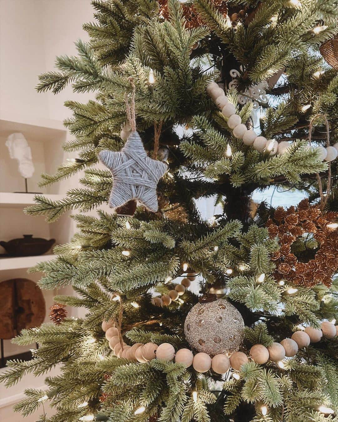 Cara Van Brocklinさんのインスタグラム写真 - (Cara Van BrocklinInstagram)「Cozied up the house a bit this Sunday afternoon 🌲. When do you normally put your Christmas decor up? Mine is usually the week of Thanksgiving because I want it up long enough because it’s a lot of effort, but not too long either haha」11月20日 9時18分 - caraloren