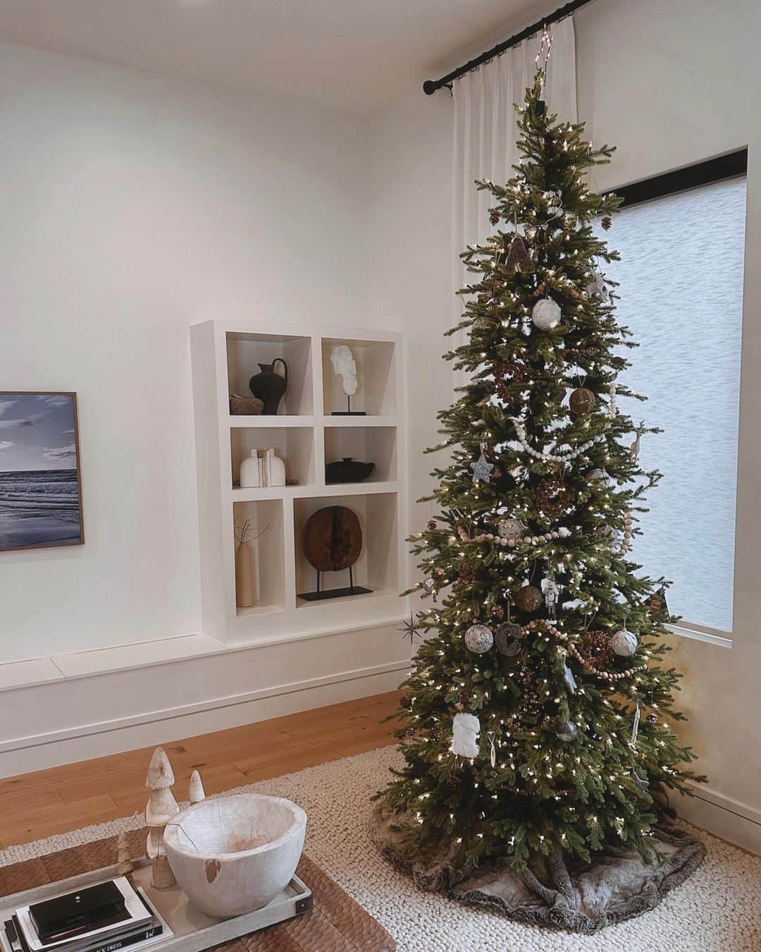 Cara Van Brocklinのインスタグラム：「Cozied up the house a bit this Sunday afternoon 🌲. When do you normally put your Christmas decor up? Mine is usually the week of Thanksgiving because I want it up long enough because it’s a lot of effort, but not too long either haha」