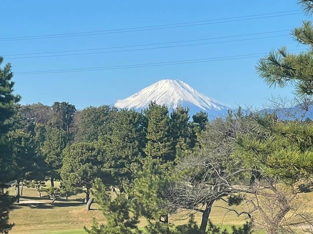 大和田獏さんのインスタグラム写真 - (大和田獏Instagram)「#ばくさんぽ 19日の日曜日は雲ひとつない小春日和！ゴルフ日和⛳️ 最高に気持ちいい１日でした。 やはり富士山🗻は綺麗ですね。」11月20日 9時30分 - bakuowada