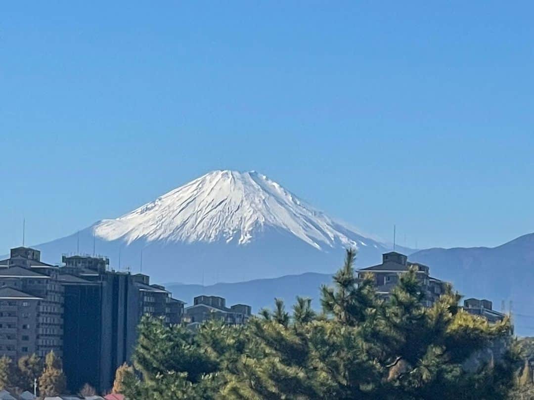 大和田獏のインスタグラム：「#ばくさんぽ 19日の日曜日は雲ひとつない小春日和！ゴルフ日和⛳️ 最高に気持ちいい１日でした。 やはり富士山🗻は綺麗ですね。」