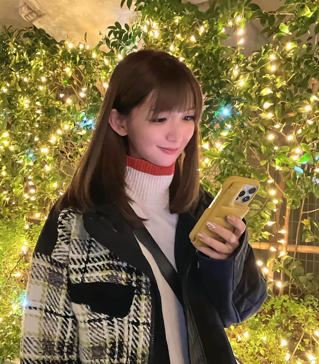 のインスタグラム：「街がイルミネーションになってきた🎄  そうそう発売日に15Proに変えたのですが最近やっとケースもゲットしました☺️ 14Proのときから使ってる @demiu_jp さんの物だよ💓 カラーはイエローにしてみました💛 エルメスと同じフランス産レザー使用だそうで高級感あってしかも可愛い💓  #PR #demiurvo #デミウルーボ  #demiu #iphoneケース #スマホケース #イルミネーション」