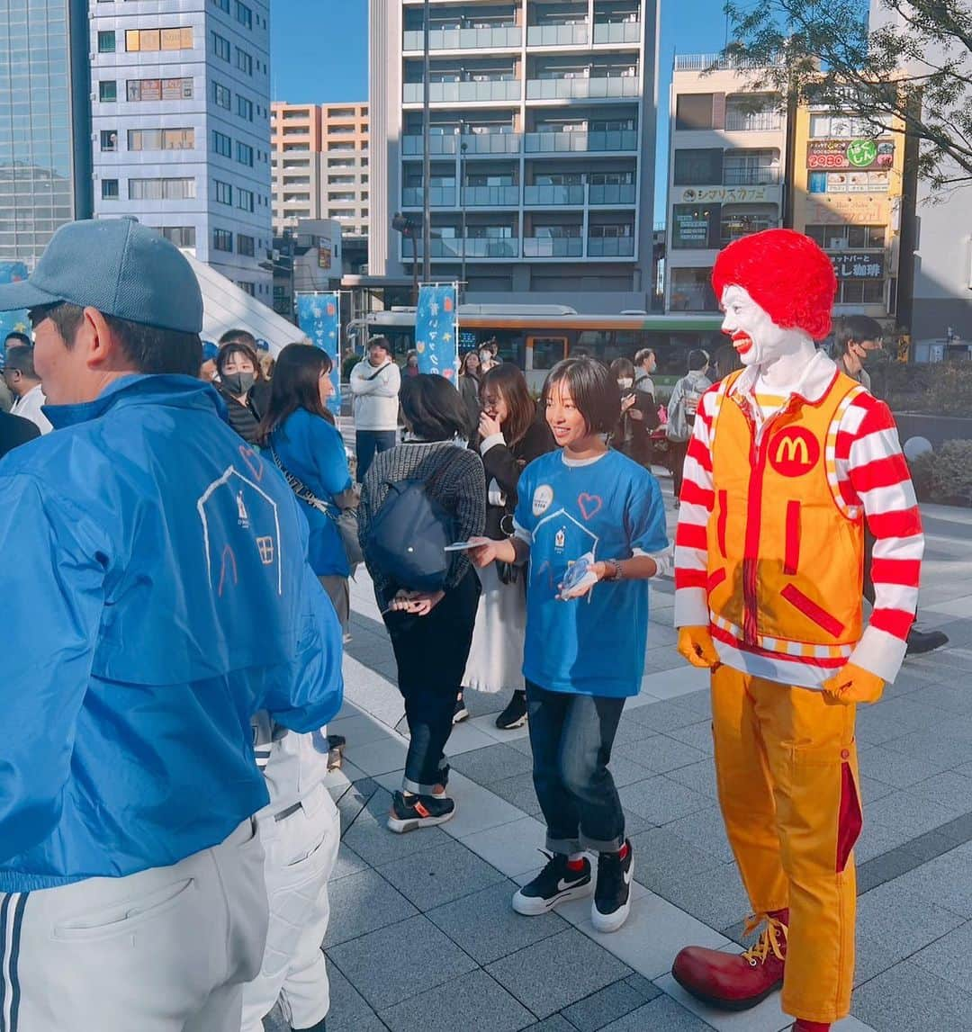 片岡安祐美さんのインスタグラム写真 - (片岡安祐美Instagram)「🍟×❤️  昨日は#青いマックの日  ドナルド・マクドナルド・ハウスの募金にご協力してくださった皆様、 そして参加してくださった皆様、ありがとうございました！！  今年も @rurika_yokoyama_official さんとご一緒させていただきました！ 去年初めてお会いして、美人さんすぎる！！！ と勝手にインスタ見ては拝ませていただいておりました🥰 その気持ち、お伝えしちゃったーーー🤭❤️  ドナルド、めちゃくちゃ喋ってた🤣 びっくりして、「ドナルドって喋るんですね！」って言ったら、 「そうなの！僕喋るの！みんなに伝えといて！！」って🤣🙌🏻 ちゃんとここでお伝えしておきます笑  #ドナルドマクドナルドハウス  #マクドナルド  #マック  #ハッピーセット  #病気に向き合う子どもとそのご家族のために」11月20日 9時31分 - ayumi.kataoka_gg.1