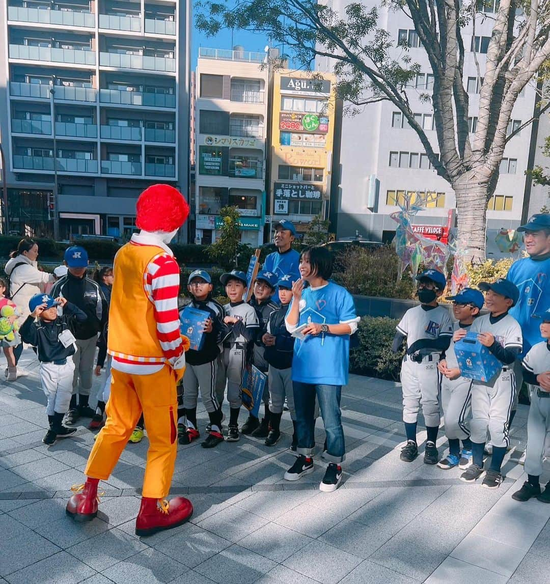 片岡安祐美さんのインスタグラム写真 - (片岡安祐美Instagram)「🍟×❤️  昨日は#青いマックの日  ドナルド・マクドナルド・ハウスの募金にご協力してくださった皆様、 そして参加してくださった皆様、ありがとうございました！！  今年も @rurika_yokoyama_official さんとご一緒させていただきました！ 去年初めてお会いして、美人さんすぎる！！！ と勝手にインスタ見ては拝ませていただいておりました🥰 その気持ち、お伝えしちゃったーーー🤭❤️  ドナルド、めちゃくちゃ喋ってた🤣 びっくりして、「ドナルドって喋るんですね！」って言ったら、 「そうなの！僕喋るの！みんなに伝えといて！！」って🤣🙌🏻 ちゃんとここでお伝えしておきます笑  #ドナルドマクドナルドハウス  #マクドナルド  #マック  #ハッピーセット  #病気に向き合う子どもとそのご家族のために」11月20日 9時31分 - ayumi.kataoka_gg.1