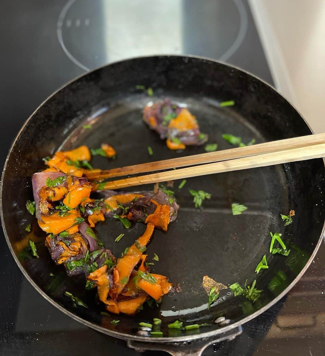 結城アンナさんのインスタグラム写真 - (結城アンナInstagram)「🎃いつものカボチャのスープ🥣ににんじん&紫🟣🥔芋のソテーを乗せて,EVOオイル、ブラックペッパー+ヘーゼルナッツスパイスミックスDukkahをトッピング👍🏼温まります☺️Dukkahのレシピは私の『Anna's Cookbook季節の食卓』p.18からです📕 🥣Pumpkin soup with sautéed carrot&purple potato、evo oil, black pepper +a sprinkle of dukkah✨💥  #annascookbook_kisetsu #主婦と生活社 #dukkah #スープのトッピング」11月20日 9時36分 - ayukihouse