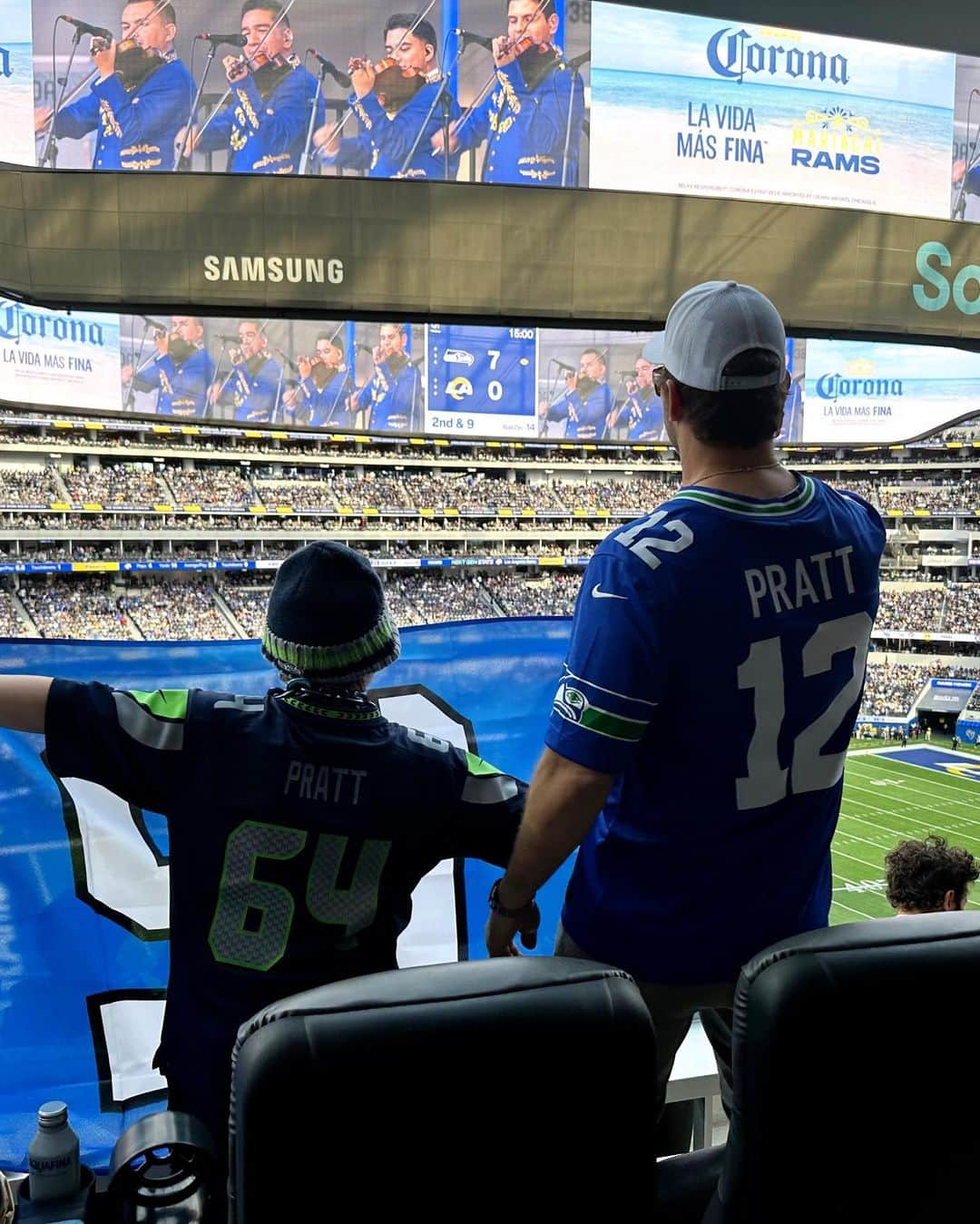 クリス・プラットさんのインスタグラム写真 - (クリス・プラットInstagram)「Seahawks take LA! Let’s go!!!」11月20日 9時37分 - prattprattpratt