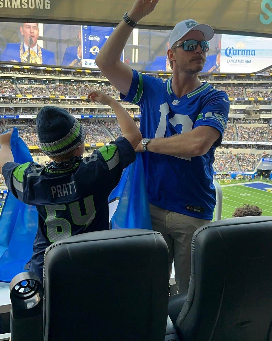 クリス・プラットのインスタグラム：「Seahawks take LA! Let’s go!!!」