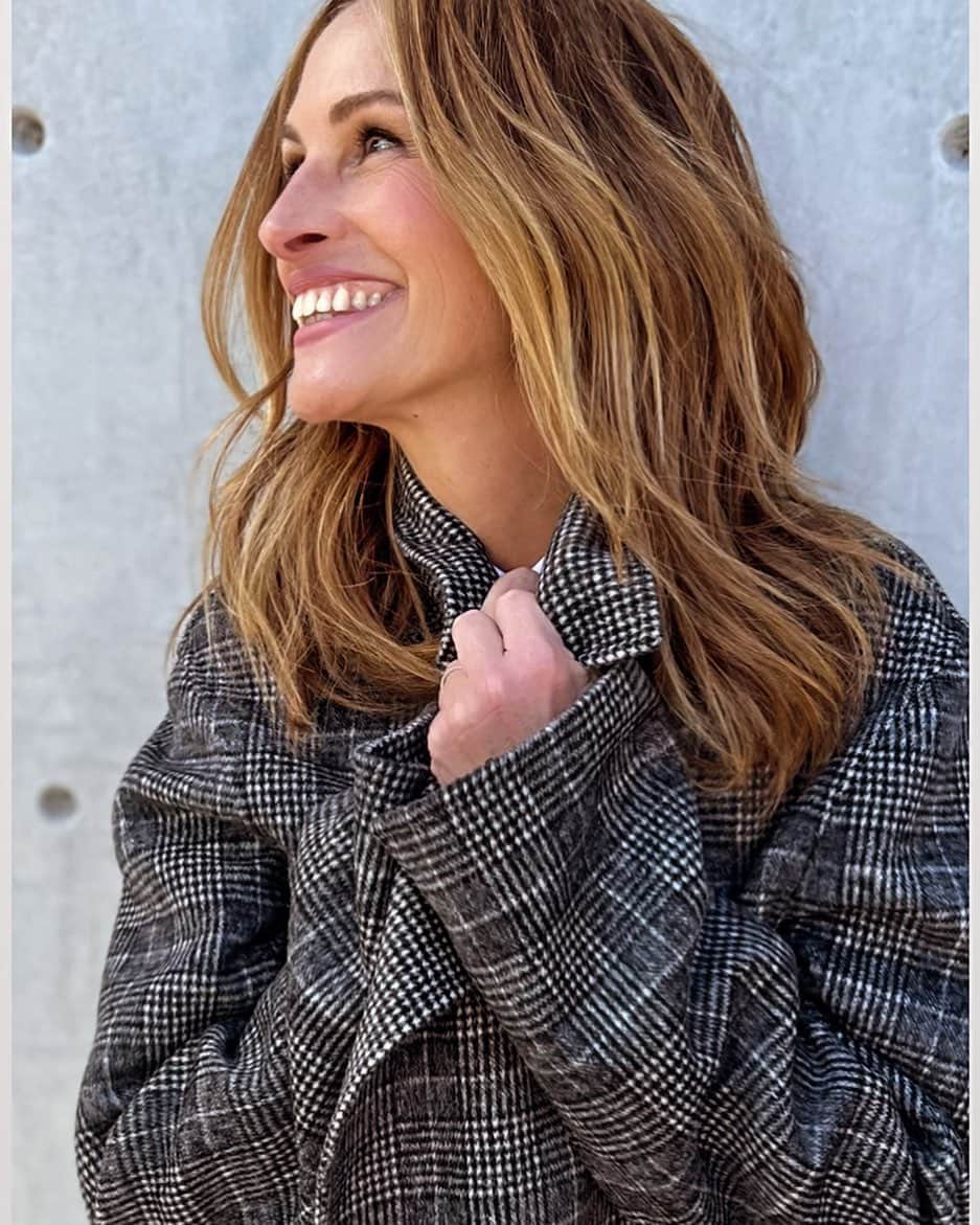 ジュリア・ロバーツのインスタグラム：「Time to get cozy and get a date to go see Leave the World Behind Nov 22. 👭👫👬🌍」