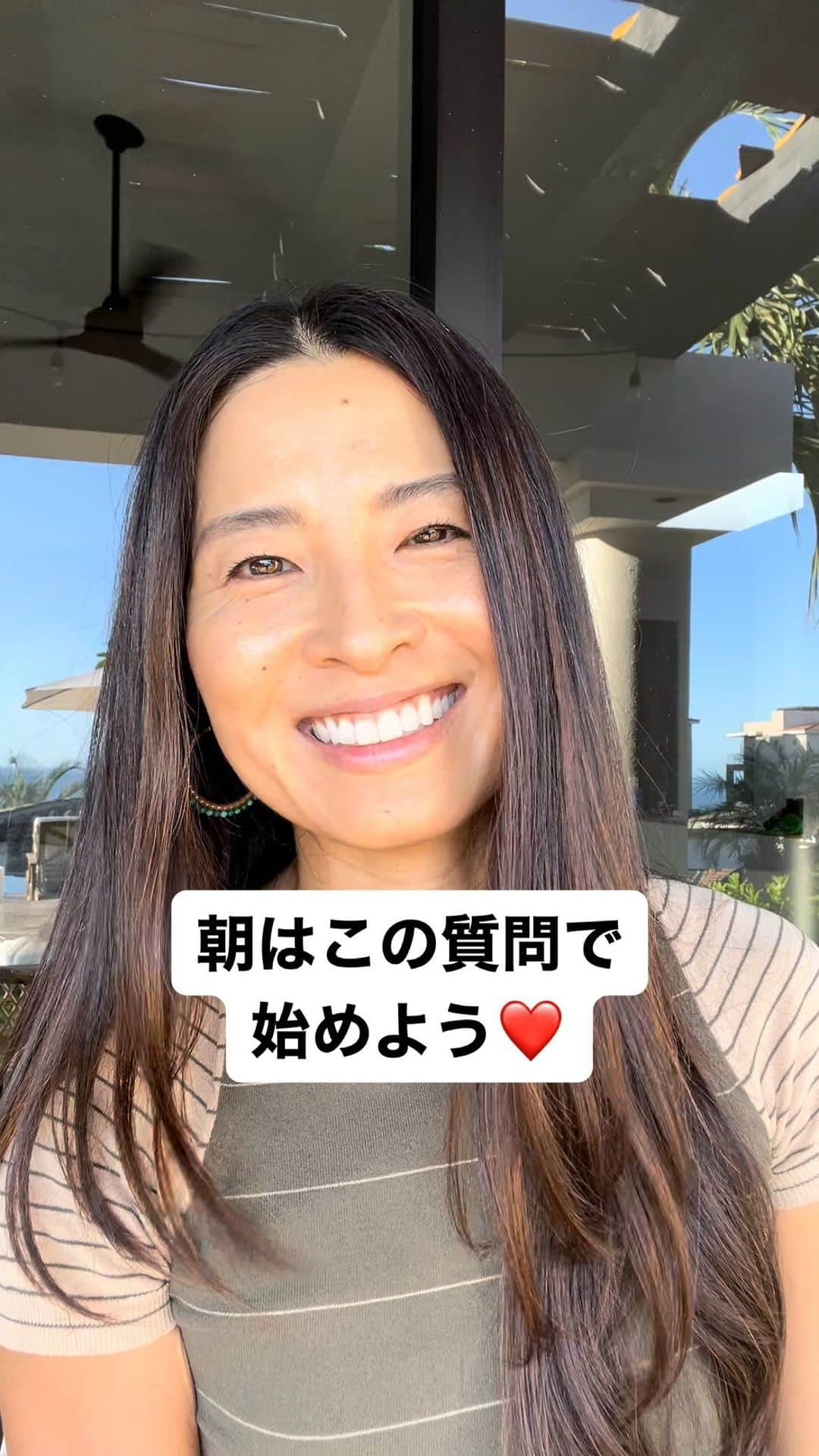 Arisaのインスタグラム：「やり終えたいことがある時にも、この質問で驚くほど集中力があがるし、必要な情報が舞い込んでくる☺️ インテンションを朝設定するということは、「今日はこうするぞ！」って自分で決断するような感じ。1日1日の小さな決断が、人生を創っていくよね❤️ 今週1週間、ぜひこの質問を自分にして、書き留めてください！感じたことを教えてプリーズ✨」