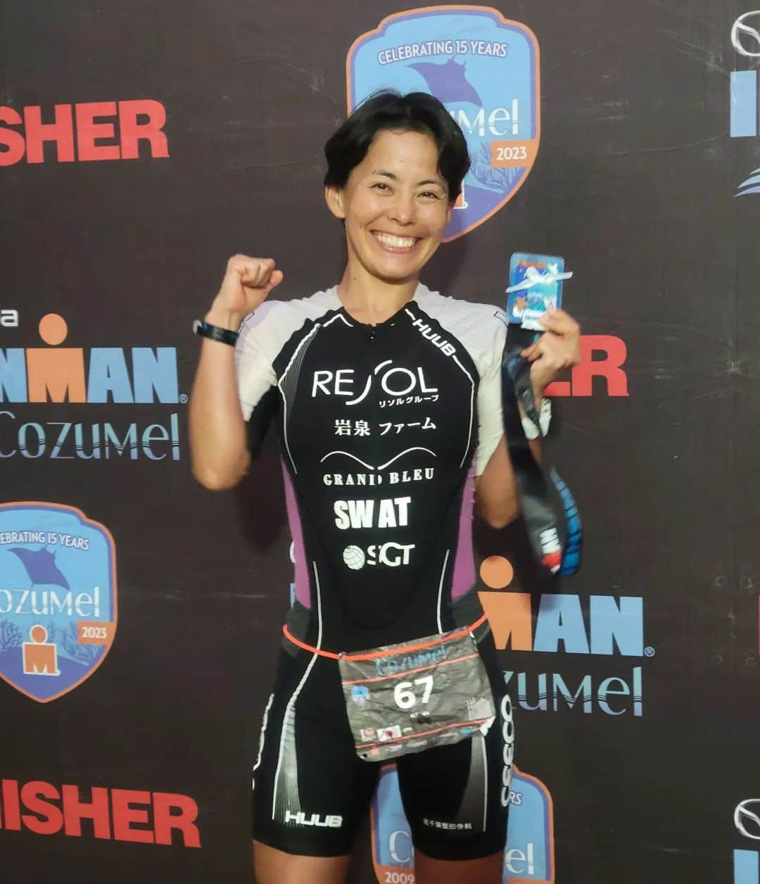 上田藍さんのインスタグラム写真 - (上田藍Instagram)「. 🌟🌟🌟🌟🌟🌟🌟🌟🌟🌟🌟🌟🌟 IRONMAN COZUMEL🇲🇽 I finished in 6th place. Thank you very much for your support.🤗💓 It gave me a lot of strength.💪🔥 #imcozumel  #thanksfull❤️  🌟🌟🌟🌟🌟🌟🌟🌟🌟🌟🌟🌟🌟  本日11/19(日)、メキシコで開催されました【アイアンマンコスメル】に出場し、6位でフィニッシュをしました🇲🇽✨ 皆様、応援をありがとうございました。  残念ながら海(波)の状況がタフなコンディションだったため、最初はスタート時間を45分遅らせて行う提案がでていましたが、その後、プロのみスイムを行うかどうか(年代別のエイジの選手の方はスイム無し)という審議になり、最終的に全ての選手がスイム無しという決断を出されました🏊️❗  大会スタッフの皆さんも最後の最後まで検討され、苦肉の決断であったことと思います。  そして、スイムがいきっぱなし3.8kmのワンウェイのコースだったため、トランジションまでの送迎シャトルバスに乗って移動🚌💨✨  その後、まずはプロの選手が集められて、レースナンバー順にバイクラックの位置から15秒間隔でのローリングスタートでバイクとランの2種目でレースが行われる説明をうけ、その10分後に男子プロからスタートしていくこととなりました。　  このような経験を積めて、とても勉強になりました。始めはスイムがキャンセルとなり残念な気持ちが浮かびましたが、安全あっての競技なので、素晴らしい判断だったと思っております🤗✨  レースの内容など、まだまだお伝えしたいことがありますが、まずは速報とさせていただきます✨😌✨  応援を本当にありがとうございました。 現地からも沢山のパワーをいただけて、やっぱりトライアスロンは最高～🙌☀️と全身で感じました。  本大会で2023年のレースを全て戦い抜くことができました。あっという間に駆け抜けました‼️ ご支援をしていただいている企業の皆様、サプライヤーの皆様、サポートをして下さっている皆々様。ありがとうございました🌿  また次なる挑戦にむけて、一つ一つ丁寧に積み上げていきたいと思います。  感謝❤️  リソル・稲毛インター 上田　藍  🌟🌟🌟🌟🌟🌟🌟🌟🌟🌟🌟🌟🌟🌟🌟 #アイアンマンコスメル🇲🇽 #日々挑戦🌠 #日々感謝❤️ #トライアスロン #上田藍 #また新しい経験が積めました #ありがとうございます🤗✨」11月20日 9時43分 - ai_love_tri