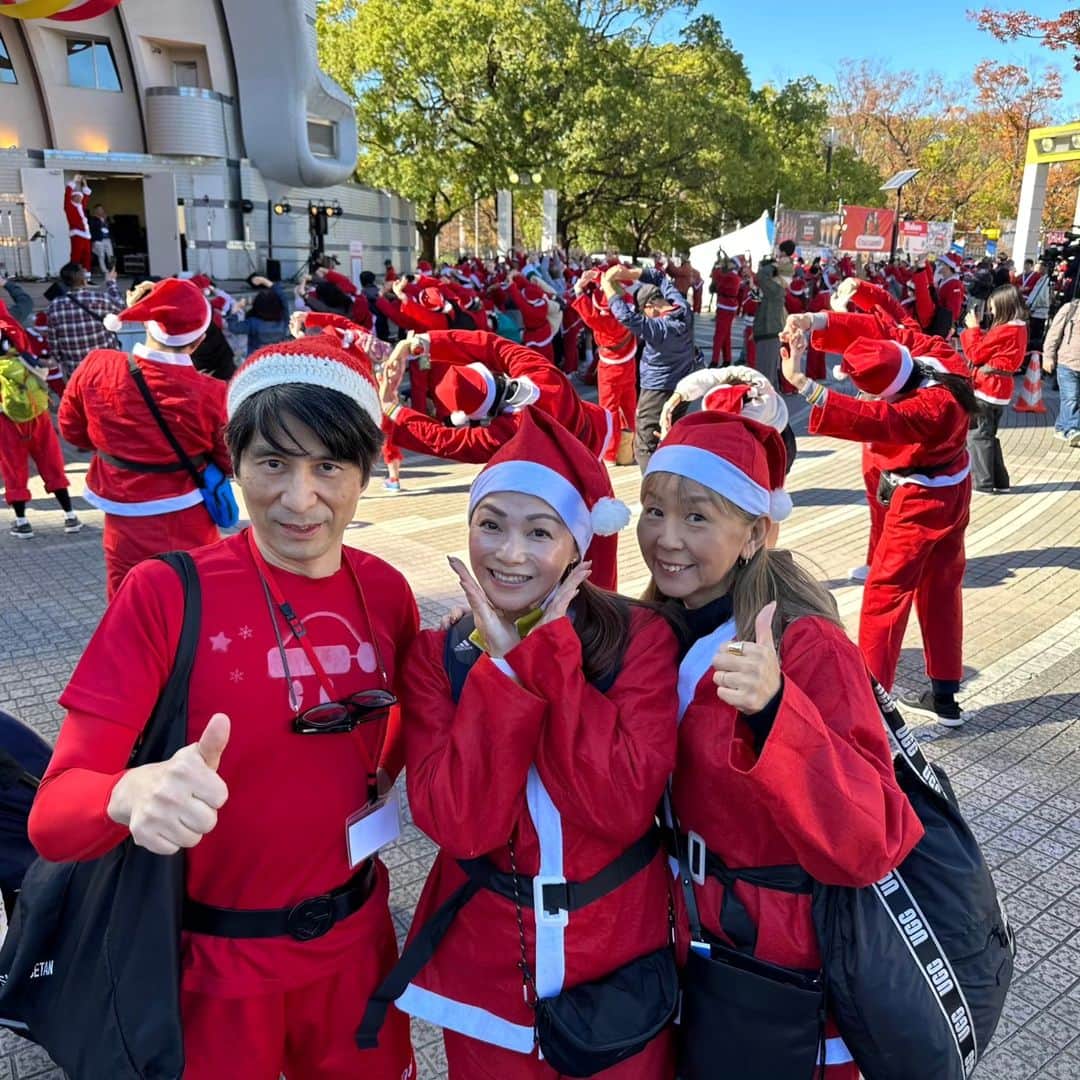 渡辺めぐみさんのインスタグラム写真 - (渡辺めぐみInstagram)「東京グレートサンタラン2023  サンタクロース姿で歩き、参加費の一部を闘病中の子どもたちへのプレゼント代にあて るチャリティーイベント「東京グレートサンタラン」に参加して来ました。 東京都内の渋谷・原宿の公道を歩く事で、一人でも多くの人に知って頂くためでした。  約2400人の参加者が真っ赤なサンタの装いで、通行人に向かって手を振りながら歩きました。 東京では2018年に始まり、コロナ禍の中止を経て、今年で4回目でした。  今年は公道で初の開催となリました。  私は、初めての参加でしたが、シニアイズムのロミさんとあまつさんと、一緒に参加いたしました😄👍 是非、来年は皆さんも一緒に参加しませんか？  #シニアイスム #東京グレートサンタラン #渋谷 #原宿 #サンタクロース #tokyogreatsantaran2023 #チャリティー #クリスマス」11月20日 9時44分 - meguheart