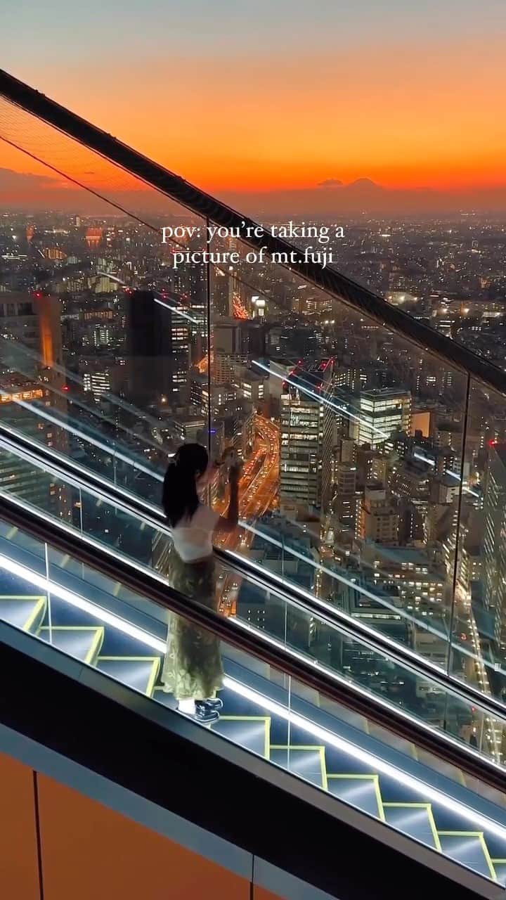 PicLab™ Sayingsのインスタグラム：「Sunset over Tokyo AND a view of Mount Fuji?! Breathtaking. 🏔️🗼🌇 This view from Shibuya Sky observation deck is a magnificent place to watch the sun go down. It stands a whopping 230 metres above ground with 360 degree views over the city.   🎥 @samishome」