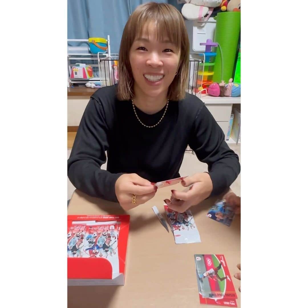 川井梨紗子のインスタグラム：「. TEAM JAPANオフィシャルトレーディングカード 沙保里さんが開封式してたので、私もやってみました😆✨  私のカードが出てきた時に、娘が反応してくれて 嬉しかった〜🥹🩷🩷」