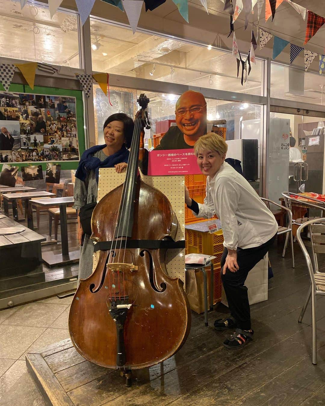 タテタカコのインスタグラム：「ガンジーさんとガンジーさんのウッドベースと恭子さんとまきさん。 ウッドベースおっきかったです。」