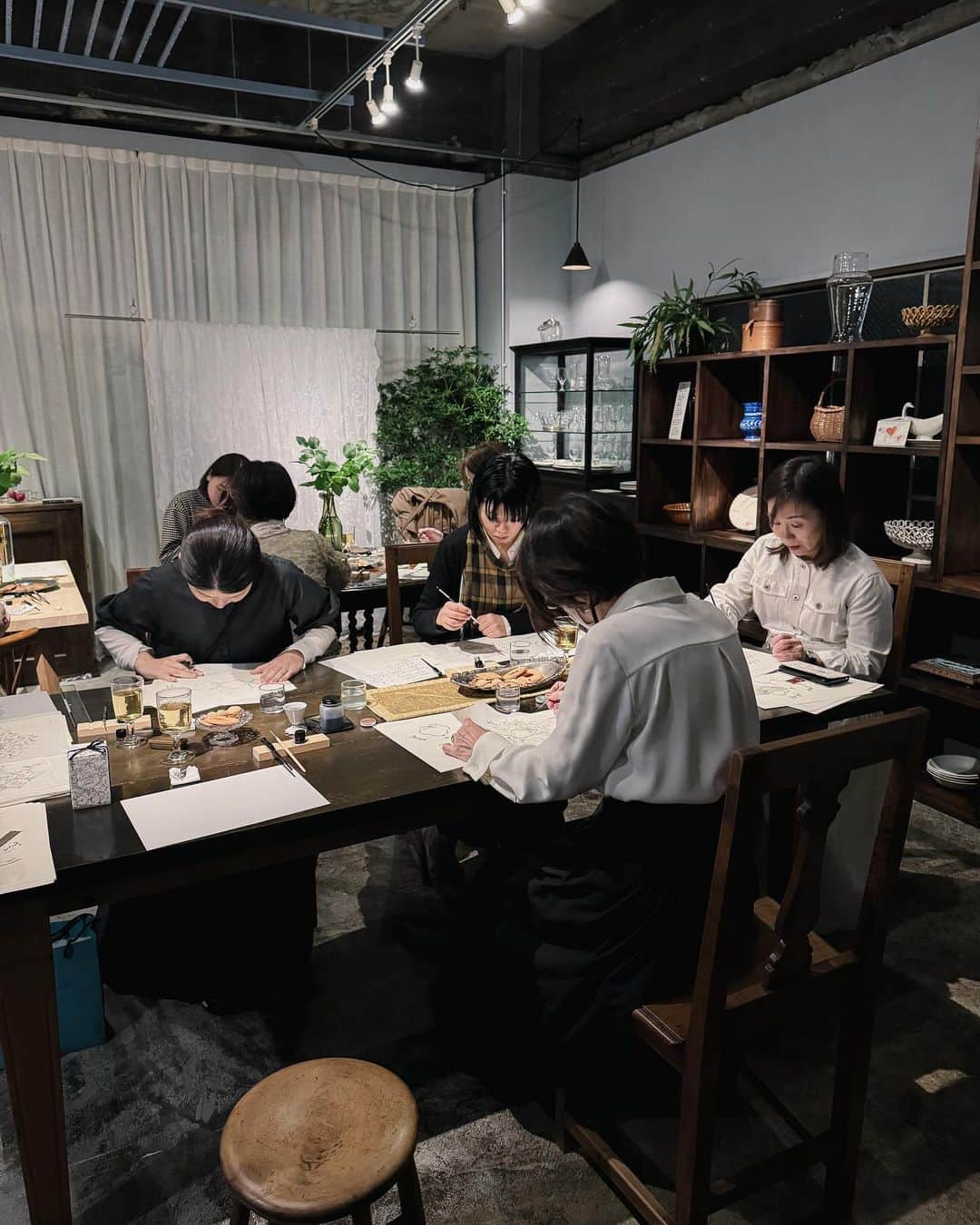 Veronica Halimさんのインスタグラム写真 - (Veronica HalimInstagram)「After four years, it feels great to be back at @sashiiro ! This time, the workshop took place in the new space, and I truly enjoy the ambiance surrounded by carefully curated antiques and collections. The morning and afternoon classes had distinct learning experiences. In the morning, we delved into basic calligraphy, while the afternoon session taught participants to craft beautiful wrappings inspired by the antique world. It was incredibly fun to see so many beautiful works from the participants! I look forward to doing this again soon. A big thank you to everyone who participated in the Nagoya workshop  — #カリグラフィー　#カリグラフィースタイリング #カリグラフィーワークショップ」11月20日 9時48分 - truffypi