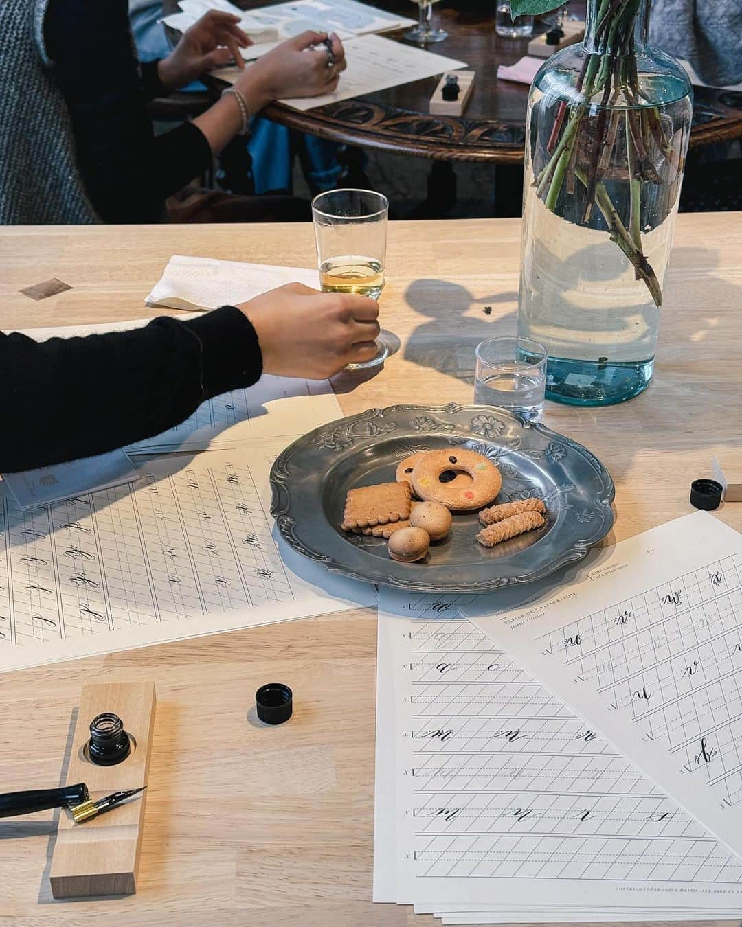 Veronica Halimさんのインスタグラム写真 - (Veronica HalimInstagram)「After four years, it feels great to be back at @sashiiro ! This time, the workshop took place in the new space, and I truly enjoy the ambiance surrounded by carefully curated antiques and collections. The morning and afternoon classes had distinct learning experiences. In the morning, we delved into basic calligraphy, while the afternoon session taught participants to craft beautiful wrappings inspired by the antique world. It was incredibly fun to see so many beautiful works from the participants! I look forward to doing this again soon. A big thank you to everyone who participated in the Nagoya workshop  — #カリグラフィー　#カリグラフィースタイリング #カリグラフィーワークショップ」11月20日 9時48分 - truffypi