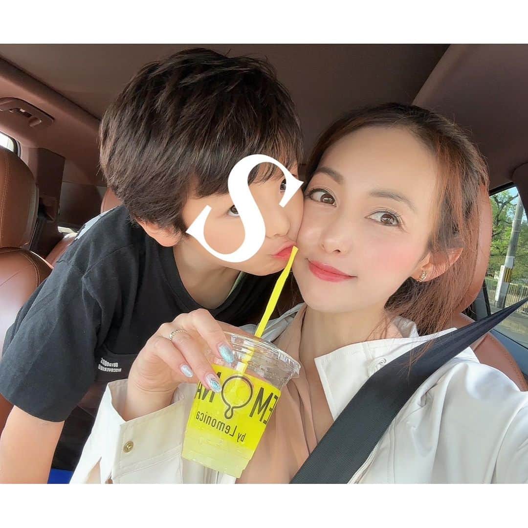 澤野井香里のインスタグラム：「先日、Sの代休にドライブデート🚗  一緒に映画館🎬に行くも、ホーンテッドマンションにあまり引き込まれず寝てしまって5回くらい起こされたかな😂（寝過ぎ💤w）  終わってからずっと興奮しながら説明してくれて、Sはすごく面白かったみたいでよかった🥹笑  兄妹連れて3人だと共謀してのイタズラorケンカで疲れ果ててしまうけど💔、どちらか片方と2人でのお出かけだと聞き分けも良くて、ドライブ中もナビしてくれたり駐車の時あたらないか見てくれたり頼りになるいい子🌸  小学校になると代休や短縮授業が多くてまだ慣れないけど、ゆっくりお兄ちゃんと2人で過ごせるいい時間なのかも💕  アイスレモネード🍋で眠気覚ましてMのお迎えに幼稚園へ♪ 幼稚園に行くと大好きだった先生にたくさん会えるからSもよくついてくる🤭  #ks_23✨ #小学校 #1年生 #7歳 #7歳男の子 #ママリ #コドモノ #女の子ママ #男の子ママ　#ママライフ #小さな彼氏s  #s⭐️」