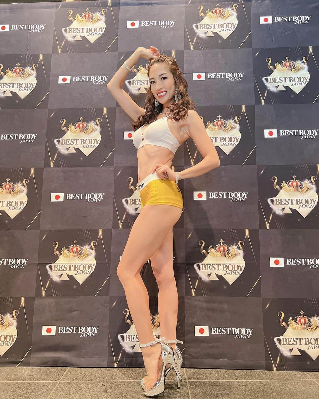 庄司ゆうこのインスタグラム：「ベストボディジャパン日本大会top10には選ばれませんでした。。😢 私は30代最後のレディースクラス！ 40名中、ファイナル審査は10名だけ！！ まずはファイナルまで残るぞーっという意気込みで予選に出ましたが、通過者リストの番号貼り出しされていて自分の番号が無くて号泣しました😭 けどこの日のためにトレーニングもたくさんしてポージング練習や公式レッスン、リハーサルにもたくさん参加してやるだけの事全部やっての結果だったので後悔はありません☺️ 今年9月に初出場の甲府大会、前橋、首都圏と9.10.11月の3カ月怒涛の日々でしたが、ベストボディジャパンに全力を尽くせて毎日凄く楽しかった❣️ 来年は40歳なのでウーマンズクラスになるので、またフレッシュな気持ちで来年も挑戦しようと思いますっ🥰 来年こそはtop10入りリベンジするぞー‼️ 4枚目は朝早くから会場に駆けつけてくれた @lisa11.18 りささん✨本当にいつも応援ありがとうございます🥺❤️ 5枚目は大好きな @karolina0824 カロリーナ先生とお母様✨ お母様はなんと総合グランプリに輝きました❣️ 親子で凄すぎ❣️ 本当におめでとうございます✨ 6枚目は理事の吉田さん✨ @kazu1963618 今回はレジェンドクラスに選手として出場されていました☺️ 予選発表されたあとにバッタリ会ったので泣きながら写真をお願いしてしまい失礼しました😂 9枚目はゆずぽんこと @aikawa_yuzuki 愛川ゆず季ちゃん❣️ フィットネス部門日本top4位おめでとうございます🎊 同世代ママとしていつも励まされてます✨ そして最後の写真は20代のガールズクラスしおんちゃんと❤️ 2人とも予選落ちで一緒にたくさん泣きました。笑笑  そして長丁場審査員をして下さった 谷口会長 @bestbodyjapan  岡田尚子先生 @naokokada54  木村昌嗣さん @studiowin  奈央子先生 @capone705  前里明生さん @ao_fitness24  本当にありがとうございました✨  そして公式レッスンでお世話になった先生方 @bestbodyjapan.lesson  たくさんご指導して頂き感謝してます❣️  ベストボディジャパンに出会えて、ボディメイクが楽しくてこんなに夢中になれたことは私の人生の中で初めてだったんで凄くいい経験でした✨✨  この経験を活かしてまた来年は新たなことにもチャレンジしたいと決めていることがあるのでまた正式に決定したらお伝えします🥰  しばらくは週1.2くらいでキックや筋トレは継続しますが、少しゆるやかにして食事も気にせず好きな物を好き放題食べて楽しみたいと思いまぁす🤗笑  #ベストボディジャパン#ベストボディジャパンへの道 #ベストボディジャパン日本大会」