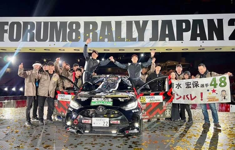 清水宏保のインスタグラム：「４日間開催されたWRC2023ラリージャパン  あっという間に終わってしまいました。  結果は2日目にハイドロを起こしクラッシュ。。。 足回りにトラブルを抱えその日はリタイヤしましたが、ラリーのルールには車が壊れてもその日のうちに車を直してオフィシャルに戻せば、翌日タイムペナルティをもらいますが、また復活出走できるというものがあります。  そのルールがまた感動を生むんです。ドライバーがクラッシュし直してくれるのはチームの皆さんです。コドライバーの保井さんがトラブルが起きてからの対処や、多くのメカニックの分解から修理まで泥だらけになり行う。  部品もあらゆるところから、なんとか用意してくれたキムラユニティーの若手スタッフの皆さん  ドライバーの僕はクラッシュしておいて何もできず気持ちの整理をするだけ。ただただマシンと作業している皆んなを見ているだけ。何もできない情けない自分と、何ヶ月も掛けて一生懸命作ってくれた車を一瞬で壊してしまった申し訳ない気持ちで涙しかでてこなかったです。前回の全日本ラリーでは大きなクラッシュをしていたのでここ1ヶ月は鬼のようなスケジュールで作業されてたはずです。  改めてチームワークに感動した瞬間でありました。  そして夜には車を復活してもらい3日目から再スタートができ4日目の昨日見事完走することができました。  1ヶ月前のクラッシュでは、ラリーを辞めたくなり、今回もまたクラッシュし本当に辞めたくなりました。でも復活から時間を追うごとに、その気持ちは全て吹き飛びラリーにどっぷりハマってしまいました。  トラブルはあってはいけないんだけど、トラブルがあったとしても、そこからみんなで復活させて同じ方向に向かい、例え完走できなかったとしても皆んなで必死に戦うレースなんだとう感動を頂きました。  このような舞台を用意してくれたチーム監督友田さんをはじめ沢山のスポンサーさまには感謝の気持ちでいっです。😢  そしてWRCラリージャパン開催にあたり沢山の大会関係者の皆さんにサポートして頂き参加することができました。大会関係者の皆様、ボランティアの皆様、雨や雪の寒いなか朝から夜中までサポートを頂き本当に本当にありがとうございました😭  そして選手の皆様、1週間ありがとうございました♪  また来シーズンも頑張りますので応援よろしくお願いいたします。  そして、来シーズンはTGRラリーと全日本ラリー更にはWRCラリージャパンに参戦したいです‼️  #エムリット #ナヴィック #黒田モータース #MASSA #浅野 #かわべ接骨院 #VCOLLECTION #横浜ゴム #ADVAN #PIAA #RECARO #港北自動車 #オクヤマ #ROWEN #DIXCEL #餅力 #大磯屋 #エイブル #エイブルスポーツ #株式会社タイカ #タイカウェルネス #株式会社SGC #株式会社めもるホールディングス #ワットバイク #日本サイクス有限会社 #オークリー #キムラユニティー #WRCラリージャパン #感動 #ラリーにどっぷり」