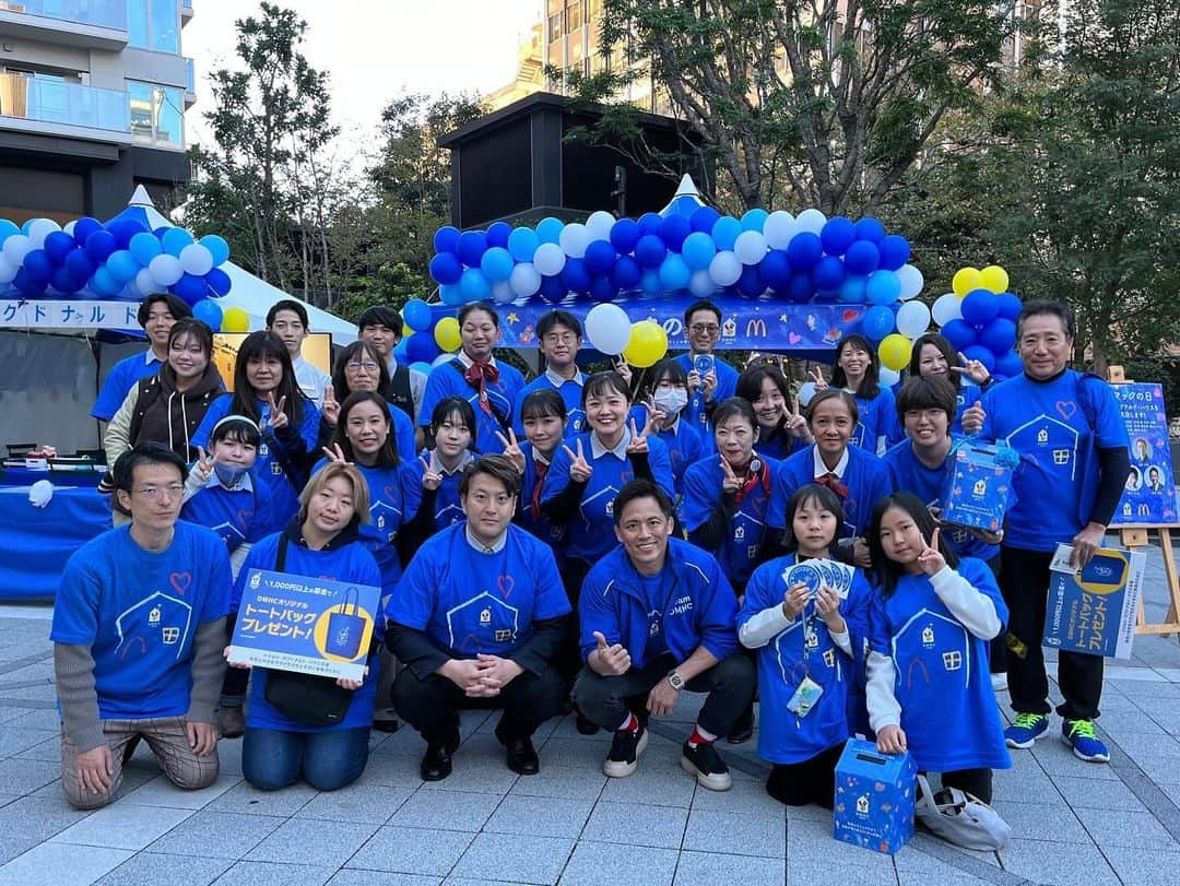 野村忠宏さんのインスタグラム写真 - (野村忠宏Instagram)「. ドナルド・マクドナルド・ハウスの支援で、「青いマックの日」にマクドナルド千歳船橋駅前店とKAMEIDO CLOCK店で募金活動をおこないました。  ドナルド・マクドナルド・ハウスは、自宅から遠く離れた病院で重い病気と闘う子ども達に付き添うご家族のための滞在施設で、ハウスの建設や運営は、寄付、募金、ボランティアの温かい支援によって支えられています。  今回も沢山の方々に募金にご協力いただき、お礼に直筆サイン入りのステッカーをお渡しさせていただきました✨  皆さん、ありがとうございました🙇‍♂️  #青いマックの日 #ドナルドマクドナルドハウス #募金活動 #北澤豪 #サッカー #野村忠宏 #柔道 #自他共栄 #Judo」11月20日 9時59分 - nomura60kg