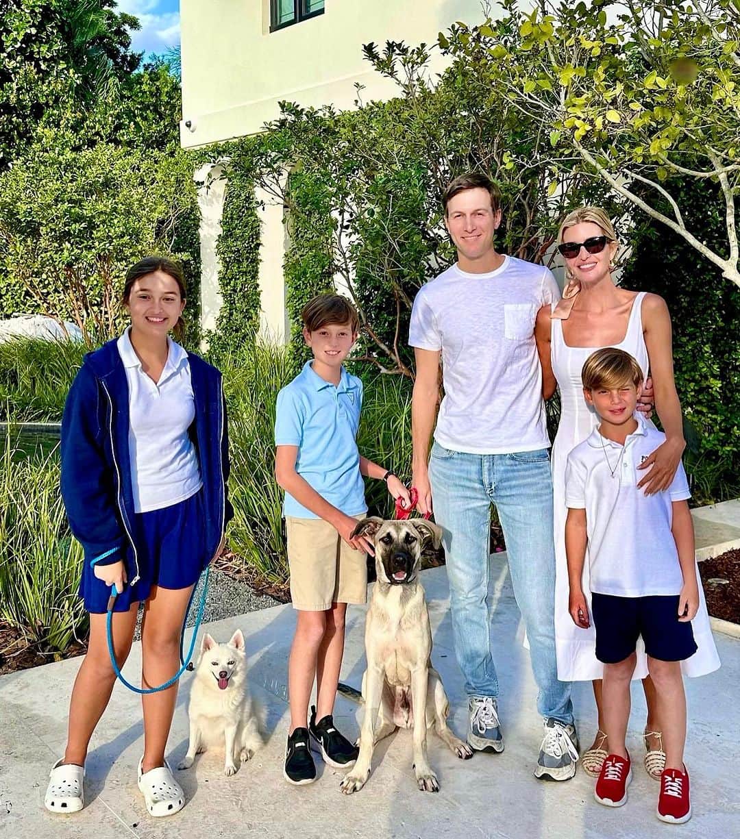 イヴァンカ・トランプさんのインスタグラム写真 - (イヴァンカ・トランプInstagram)「A couple of weeks ago we brought Simba, our big hearted and goofy German Shepherd-Lab mix, home from Big Dog Ranch Rescue. This little warrior puppy was found abandoned and emaciated alongside a highway in Alabama. Simba joins Winter 🐶 and Chester 🐹, another furry friend who recently joined the family. Welcome to the crew, Simba! 🐾🐶💙🏡」11月20日 9時57分 - ivankatrump
