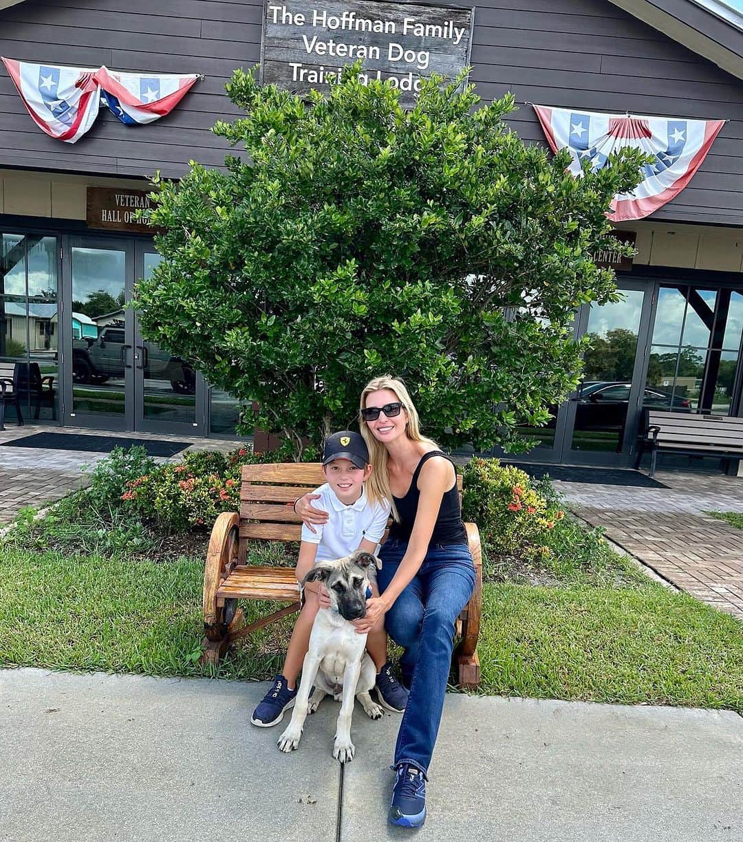 イヴァンカ・トランプさんのインスタグラム写真 - (イヴァンカ・トランプInstagram)「A couple of weeks ago we brought Simba, our big hearted and goofy German Shepherd-Lab mix, home from Big Dog Ranch Rescue. This little warrior puppy was found abandoned and emaciated alongside a highway in Alabama. Simba joins Winter 🐶 and Chester 🐹, another furry friend who recently joined the family. Welcome to the crew, Simba! 🐾🐶💙🏡」11月20日 9時57分 - ivankatrump