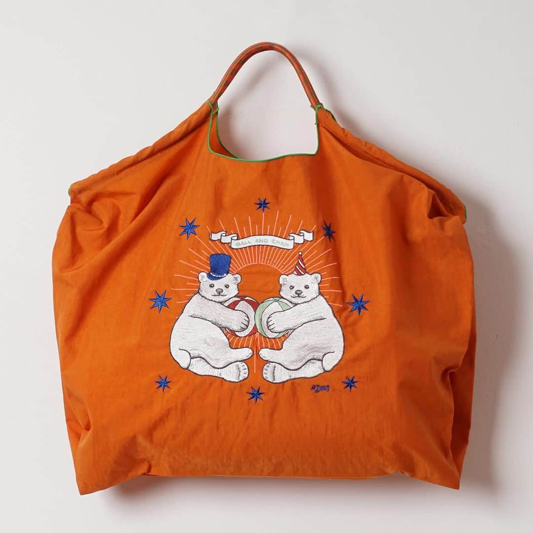 D[di:]のインスタグラム：「D[di:]ショップ／ドアーズコパンクラブのレコメンシリーズ🌟  本日は、🐻‍❄️ルーちゃんつながりで、ずっとポストの機会を伺っていたw、白クマきょうだいのバッグのご紹介でございます🐻‍❄️  耐久性、撥水性にも優れ、丈夫で汚れにくい✨もし汚れてもそのまま洗濯機で洗えちゃうで人気の　 Ball & Chain／ボールアンドチェーンBlue labelとD[di:]のコラボレーションシリーズ 双子のシロクマのサーカス団の刺繍柄です。  MとLの２サイズ、テラコッタオレンジとブラウンベージュの展開になり、こちらはLサイズになります。  サイズ L :  H51cm W最長59cm 最短40cm D15cm  内ポケット×1 （17cm×19cm）収納用ゴム×1  Material : ポリエステル Made in China  【柄について／しろくまツインズ】 2019年に出版した「ルーちゃんとクリスマスツリー」（福音館書店刊）の主人公しろくまのルーちゃんの”イトコの双子”という設定の、かわいらしいベイビー白くまのサーカス団 二頭の愛くるしい可愛さが人気の柄です。 また落ち着いたブラウンベージュとテラコッタオレンジのカラー展開は、これからの季節、アウターとのカラーバランスもバッチリ🌟 男性でも使えるデザインと人気です★  ※ ¥8,800以上のお買い上げで送料無料。当店の他商品との同梱も可能な商品です。  ※ 同梱物がある場合や、商品のパッケージの都合上、厚みが出てしまう場合は、簡易袋から出した状態で梱包させていただくことがあります。  🟠こちらは、クロスホテルでのポップアップショップにも置いてございます  #present #animalillustration #embroidery　#polarbear #bag #ecobag #fashion #doorscopainclub #ballandchain」