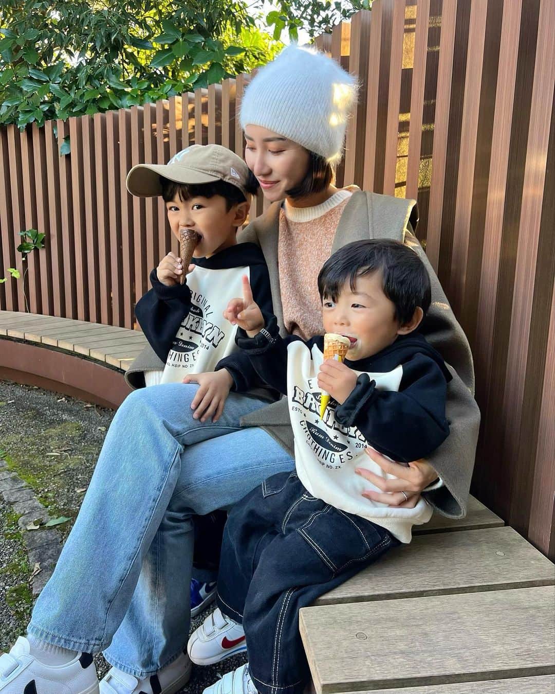 Ayaさんのインスタグラム写真 - (AyaInstagram)「久しぶりズーラシア動物園へ🦁🦓🐅  次男は前来た時はまだ小さくて無反応 やったけど今日は動物に興味津々で 連れてきた甲斐があったぁ🥹❤️‍🔥笑 全部🐶か恐竜🦕と思ってるけど反応が いちいた可愛いかった。笑  長男が水族館大好きやからいつも水族館に行く 事が多いけど、たまには動物園もありだな🤔  子供がいる生活になって行くところが 本当ガラッと変わったな🤣 子供の喜ぶ顔がみたいんよね☺️ 次はサファリパークいきたい🦁  洋服は🏷付けしました🫡  #ズーラシア#ズーラシア動物園#動物園#横浜子連れスポット#男の子ママ#男の子育児#1歳#4歳#男の子コーデ#ママコーデ#親子#親子コーデ#息子コーデ#sheinkids#zarakids」11月20日 10時01分 - aya__fit