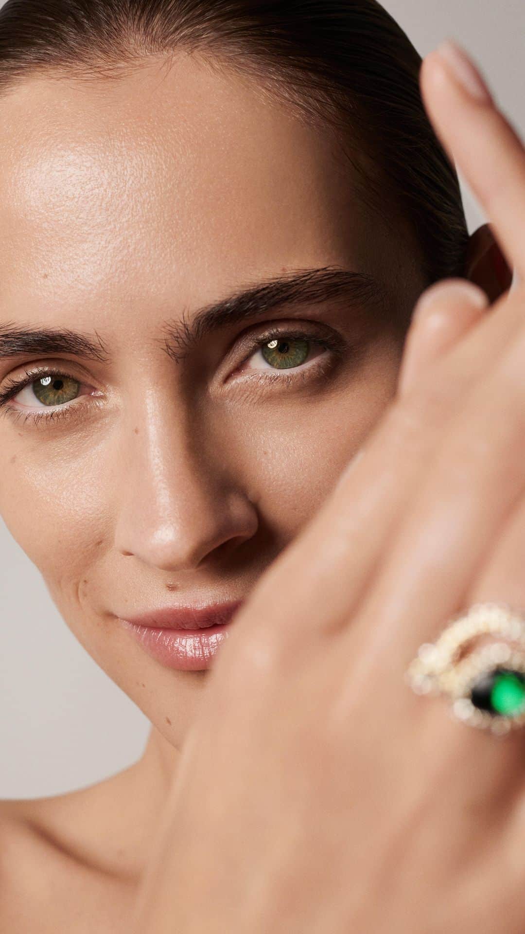 ドゥラメールのインスタグラム：「Treat them to a skincare embellishment like no other. The Concentrate, a reparative barrier serum, works to visibly calm skin so it can focus on natural renewal.  #LaMer #LaMerSkincare #LaMerConcentrate」