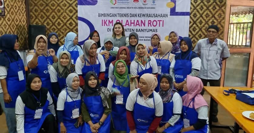 Vicky Shuさんのインスタグラム写真 - (Vicky ShuInstagram)「Masih edisi sharing bersama ibu ibu cantik nan luar biasa di Kabupaten Banyumas dan  Cilacap. Dalam acara peningkatan skill UMKM kali ini pembuatan roti unyil… wangi semerbak seruangan jadi bikin lapar rasanya. Bisa menjadi modal ilmu baik dipergunakn untuk keperluan sendiri di rumah sampai berjualan.. sukses selalu ibu ibu 💙💙💙  #sedulurevickyshu #mbakyuvickyshu」11月20日 10時05分 - vickyshu