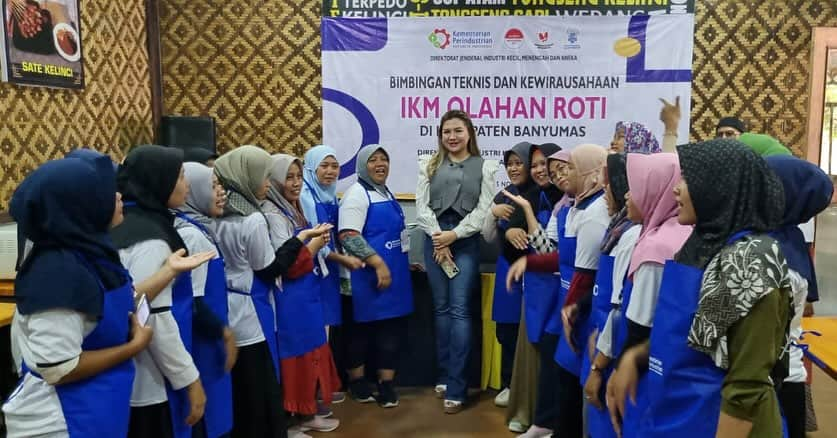 Vicky Shuさんのインスタグラム写真 - (Vicky ShuInstagram)「Masih edisi sharing bersama ibu ibu cantik nan luar biasa di Kabupaten Banyumas dan  Cilacap. Dalam acara peningkatan skill UMKM kali ini pembuatan roti unyil… wangi semerbak seruangan jadi bikin lapar rasanya. Bisa menjadi modal ilmu baik dipergunakn untuk keperluan sendiri di rumah sampai berjualan.. sukses selalu ibu ibu 💙💙💙  #sedulurevickyshu #mbakyuvickyshu」11月20日 10時05分 - vickyshu