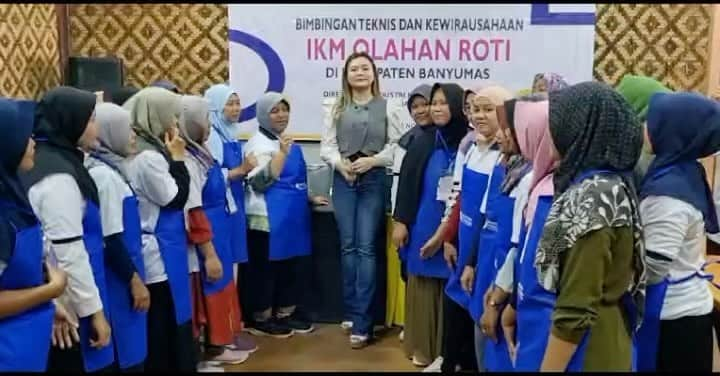 Vicky Shuのインスタグラム：「Masih edisi sharing bersama ibu ibu cantik nan luar biasa di Kabupaten Banyumas dan  Cilacap. Dalam acara peningkatan skill UMKM kali ini pembuatan roti unyil… wangi semerbak seruangan jadi bikin lapar rasanya. Bisa menjadi modal ilmu baik dipergunakn untuk keperluan sendiri di rumah sampai berjualan.. sukses selalu ibu ibu 💙💙💙  #sedulurevickyshu #mbakyuvickyshu」