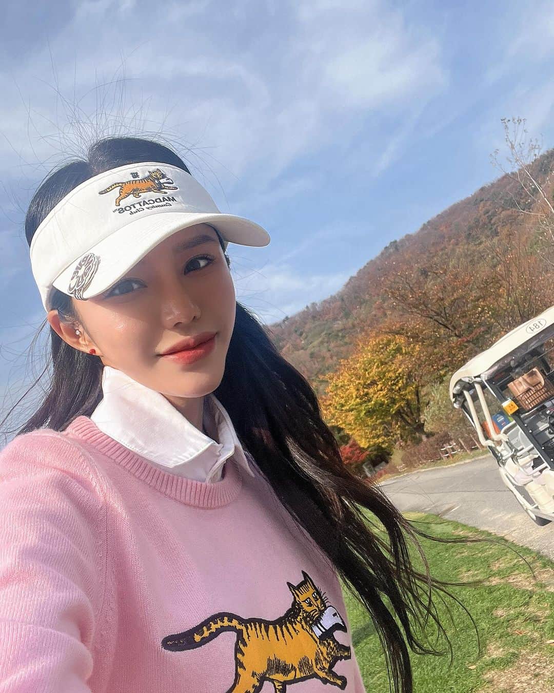 Son Ju Heeさんのインスタグラム写真 - (Son Ju HeeInstagram)「- 매드캐토스 핑크 냥냥이 🩷🐾  캐릭터가 신선해서 이 브랜드 뭐지? 하고 입어보고 싶었는데  드디어 입고 라운딩 나갔어요!  시그니처 고양이가 너무 센스있고  디자인들도 색다르고 색감들이 다 너무 예뻐서 한 세트만 고르기 힘들었던  #매드캐토스컨트리클럽 #골프웨어 🫶🏻💕 게다가 좋은 멤버들까지 완벽했던 라운딩!  이번 버디찬스 성공했을까요?  영상에서 확인해주세요😉  #매드캐토스  #골프웨어추천」11月20日 10時07分 - juhee__ss