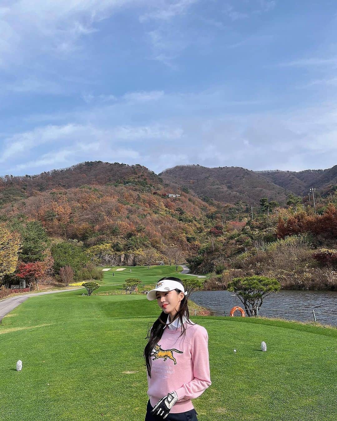 Son Ju Heeさんのインスタグラム写真 - (Son Ju HeeInstagram)「- 매드캐토스 핑크 냥냥이 🩷🐾  캐릭터가 신선해서 이 브랜드 뭐지? 하고 입어보고 싶었는데  드디어 입고 라운딩 나갔어요!  시그니처 고양이가 너무 센스있고  디자인들도 색다르고 색감들이 다 너무 예뻐서 한 세트만 고르기 힘들었던  #매드캐토스컨트리클럽 #골프웨어 🫶🏻💕 게다가 좋은 멤버들까지 완벽했던 라운딩!  이번 버디찬스 성공했을까요?  영상에서 확인해주세요😉  #매드캐토스  #골프웨어추천」11月20日 10時07分 - juhee__ss