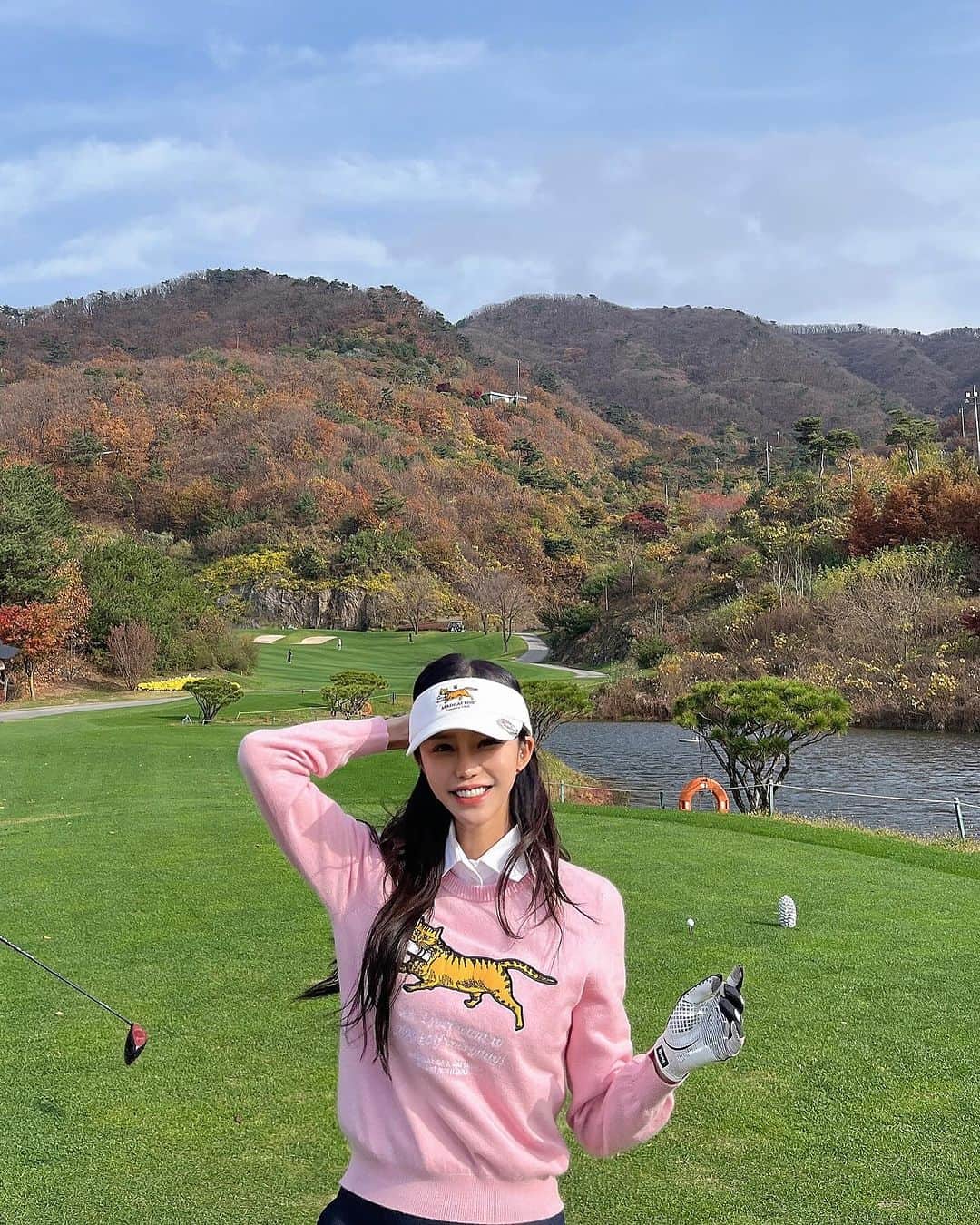 Son Ju Heeさんのインスタグラム写真 - (Son Ju HeeInstagram)「- 매드캐토스 핑크 냥냥이 🩷🐾  캐릭터가 신선해서 이 브랜드 뭐지? 하고 입어보고 싶었는데  드디어 입고 라운딩 나갔어요!  시그니처 고양이가 너무 센스있고  디자인들도 색다르고 색감들이 다 너무 예뻐서 한 세트만 고르기 힘들었던  #매드캐토스컨트리클럽 #골프웨어 🫶🏻💕 게다가 좋은 멤버들까지 완벽했던 라운딩!  이번 버디찬스 성공했을까요?  영상에서 확인해주세요😉  #매드캐토스  #골프웨어추천」11月20日 10時07分 - juhee__ss