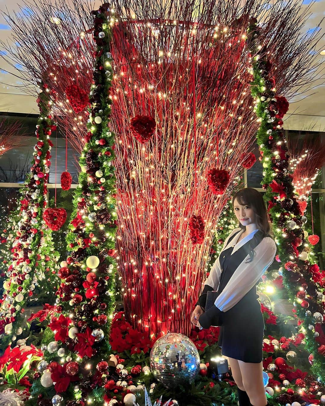 かおかおのインスタグラム：「クリスマス感で超可愛かった🎅🎄🤍  #キャバ嬢 #キャバクラ #北海道 #シャンパン #お酒 #美女 #美人 #美容 #ラウンジ #ガールズバー #飲み屋 #水商売 #呑み #キャバ #かわいい女の子 #東京 #ニュークラ嬢 #ポケパラ #ナイツ #ニュークラ #東京グルメ #東京観光 #likeforlike #follow4follow #ドレス #シャンパン #キレイ #クリスマス #イルミネーション」