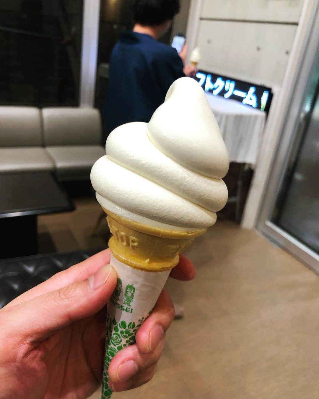 ホリエアツシさんのインスタグラム写真 - (ホリエアツシInstagram)「#感動のソフトクリーム という概念🍦 #ソフトクリーム #とりごえ温泉栖の宿」11月20日 10時19分 - a.horie