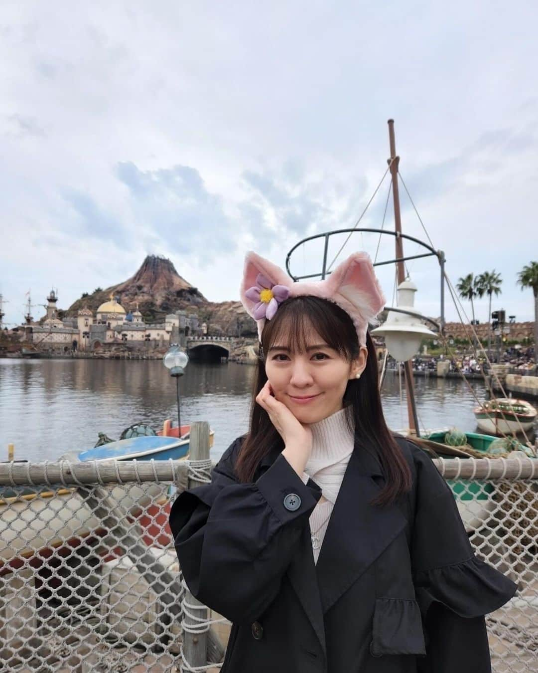 真坂美帆さんのインスタグラム写真 - (真坂美帆Instagram)「🦊✨ ママとディズニーシーを満喫💕 写真、思い出に残るので嬉しい☺️☺️✨ (他にもたくさん撮ったよ📷)  このリナベルのカチューシャ、推しだけあって、ものすごくテンションあがります笑  たくさん遊んだので また頑張れそう。 大人も、ときには遊びが必要です☺️  #ディズニーシー  #ディズニー  #リナベル  #linabell」11月20日 10時21分 - miho.sakurazaka_mii