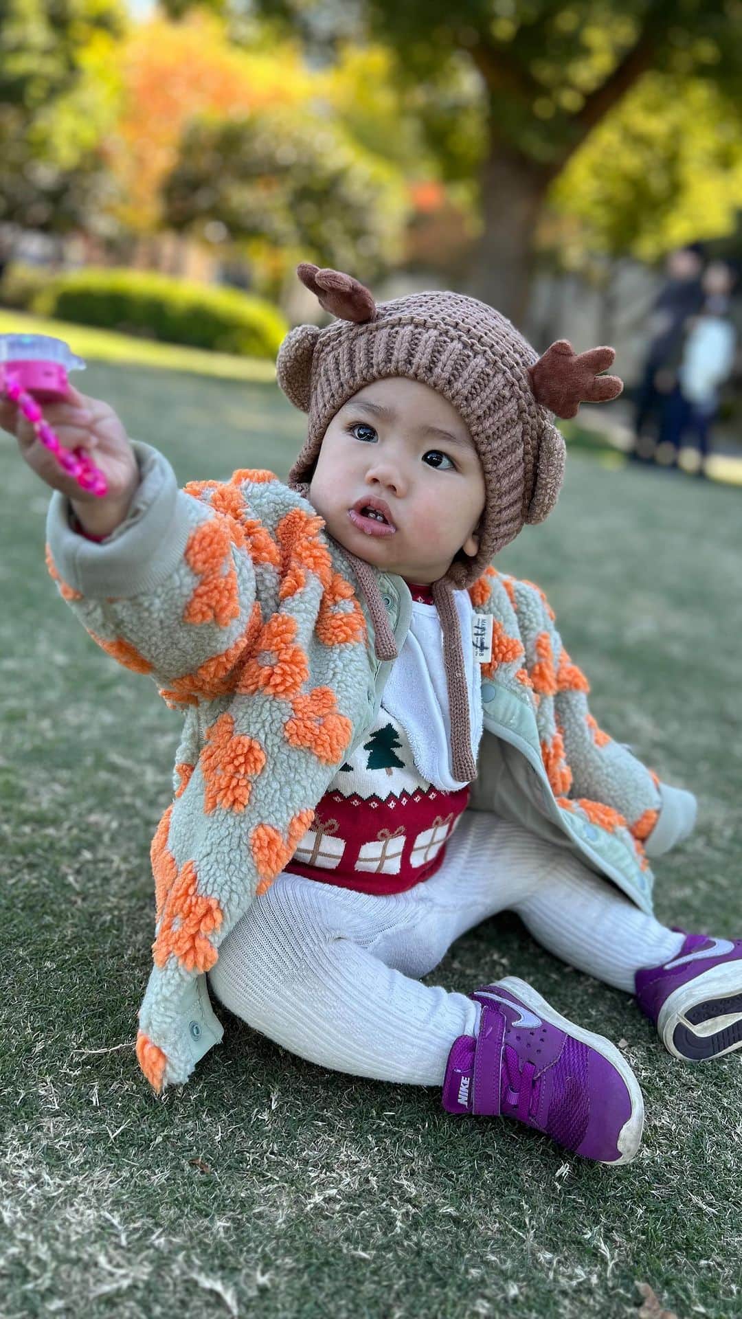 のインスタグラム：「あー今日天気いいし サクッと山下公園現地集合現地解散どう？ の一言でタイミング合って会えた週末❤️  天気もすごい良くて 暑いくらいでのんびり遊べて楽しかったね〜。  子連れ、わんちゃん連れだと ピクニックしながら のんびり遊ぶのが1番ね👶👶👶👧🏻👦🏽🐶🐶 大人の手が足りなかったけど。笑  @pepe___29  @asami926_7   大道芸やってたり 🐰もたくさん居てかわいかった🧡」