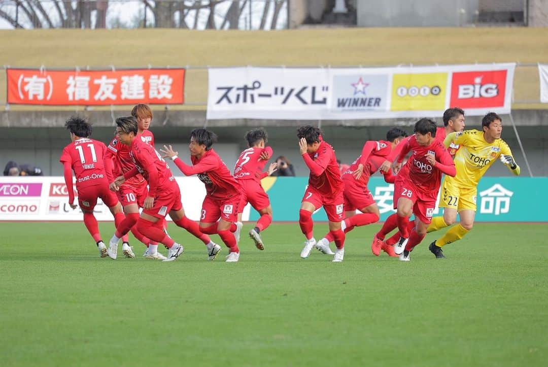 福島ユナイテッドFCさんのインスタグラム写真 - (福島ユナイテッドFCInstagram)「𝗽𝗵𝗼𝘁𝗼 𝗴𝗮𝗹𝗹𝗲𝗿𝘆📸 ○ 福島 4-1 愛媛  試合を迎えるまでに最高の雰囲気を作り上げるべくご尽力くださったみなさま、それぞれの場所から力強い後押しをしてくださったみなさまに心より感謝いたします。  全員で耐え、前へ、ゴールへと強い気持ちをもって果敢に挑み続けた結果掴み取った勝点3。 みなさまの声援と拍手がパワーとなり、選手を奮い立たせてくれました。  試合後笑顔で帰っていくみなさまの姿。 残り2試合も、みなさまと歓喜の瞬間を共に出来るよう全員で最善の準備を進めてまいります。  最後まで力強い後押しをよろしくお願いいたします。  #1119愛媛 #一心一積 #福島ユナイテッド #fufc #福島 #Jリーグ #jleague #サッカー #soccer #⚽️ 試合を迎えるまでに最高の雰囲気を作り上げるべくご」11月20日 10時22分 - fukushimaunited_fc