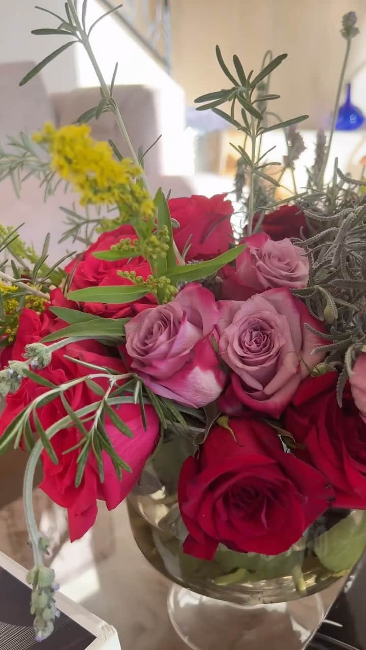 ブルック・バークのインスタグラム：「When there's a garden party and my house 💐🍁🪴Malibu Holidays. I love me some #DIY projects. Home made centerpieces & elements from nature are my fave! 4 dozen grocery store roses, ($9.99) lavender, rosemary, wild greens, olive tree branches, wild succulents, open mind, freedom to create & a whole lotta love! Sundays with my gitlfriends.」