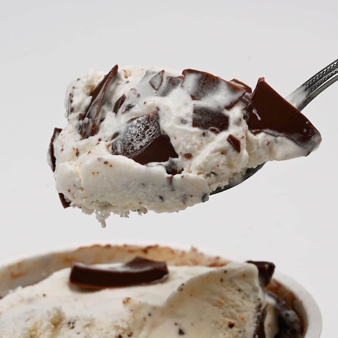 アイスマン福留さんのインスタグラム写真 - (アイスマン福留Instagram)「ウマたのし!!!😆クッキークリーム好きはコレ食べて！クリーミーなココアクッキー入りバニラアイスに、容器の側面を揉んでチョコリングを砕き、混ぜ合わせて食べます。パリパリッとしたチョコの食感が魅力的で、自分だけのクッキークリームフレーバーが楽しめますよ✨  赤城乳業『セルフチョコレートクラッシュ！クッキークリーム』  #セルフチョコレートクラッシュ #クッキークリーム #クラッシュ #赤城乳業 #自分で砕く #クッキーアンドクリーム #アイス #デザート #スイーツ #グルメ #アイスマニア #アイスマン福留 #icecream #JapaneseIceCream #icecreamlover #icecreamtime #icecreamday #icecreamlove #icecreamporn #JapaneseIceCream #foodporn #foodie #instafood #foodstagram #yummy #yum #delicious #foodphotography」11月20日 10時31分 - iceman_ax